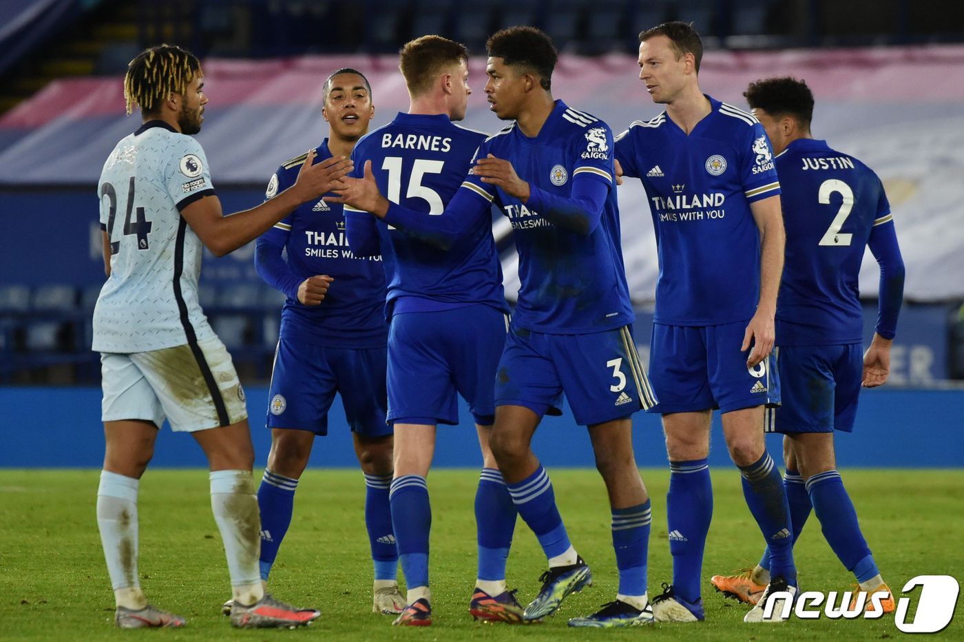 레스터 시티 선수들이 20일(한국시간) 영국 레스터의 킹 파워 스타디움에서 열린 첼시와의 2020-21 잉글랜드 프리미어리그(EPL) 18라운드에서 승리 후 기뻐하고 있다. ⓒ AFP=뉴스1