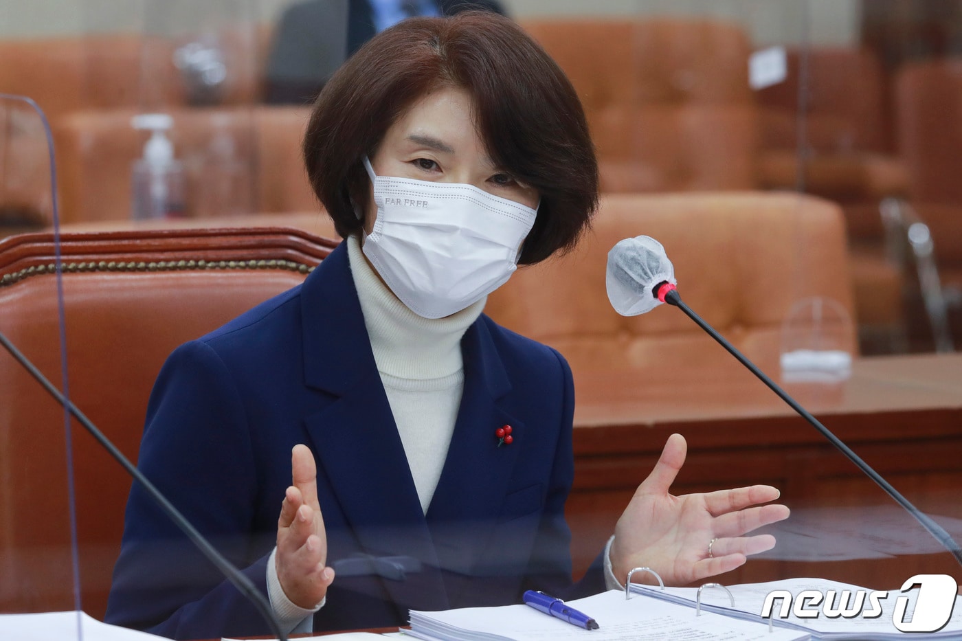 한정애 환경부 장관 후보자가 20일 오전 서울 여의도 국회 환경노동위원회에서 열린 인사청문회에서 의원질의에 답하고 있다. 2021.1.20/뉴스1 ⓒ News1 박세연 기자