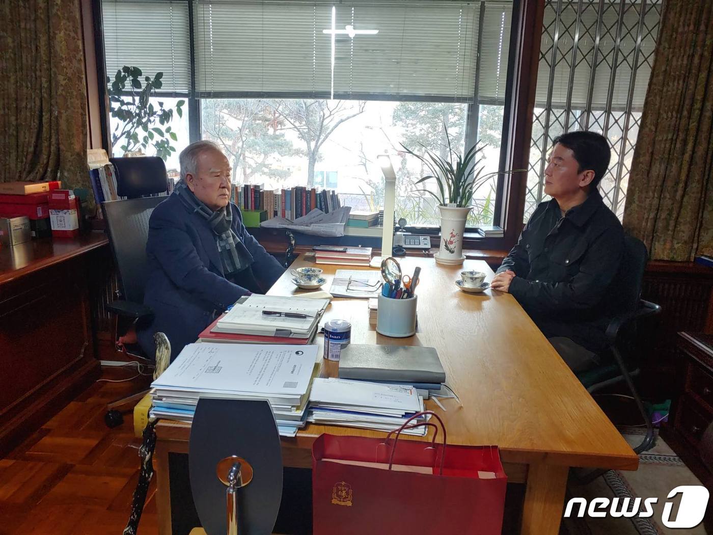 안철수 국민의당 대표가 조순 전 서울시장을 예방했다. (국민의당 제공) ⓒ 뉴스1