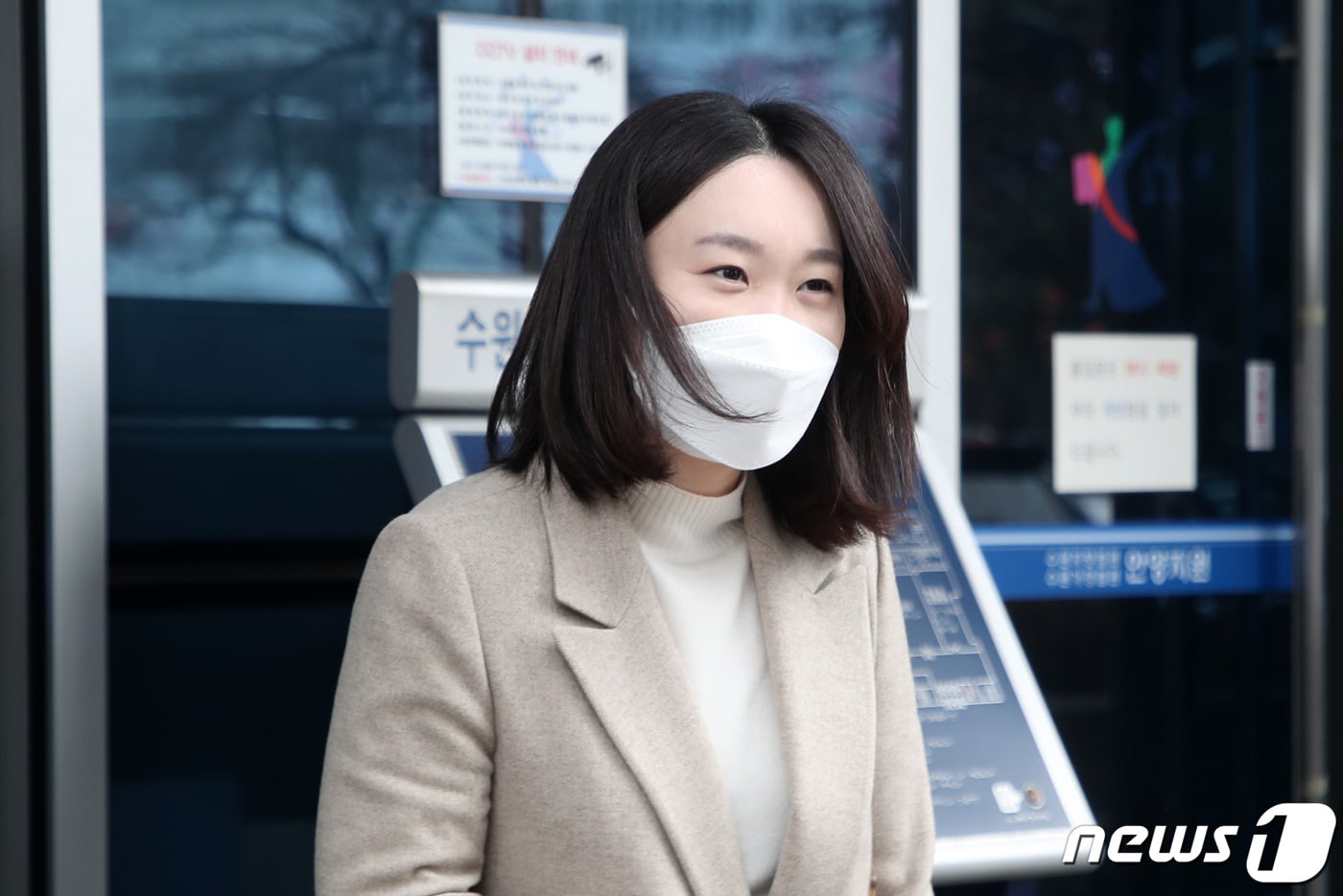 공직선거법 위반 혐의로 기소된 이소영 더불어민주당 의원이 22일 오전 선고 공판을 마치고 경기도 안양시 수원지방법원 안양지원을 나서고 있다. 이 의원은 벌금 80만원을 선고받아 국회의원직을 유지하게 됐다. 2021.1.22/뉴스1 ⓒ News1 조태형 기자