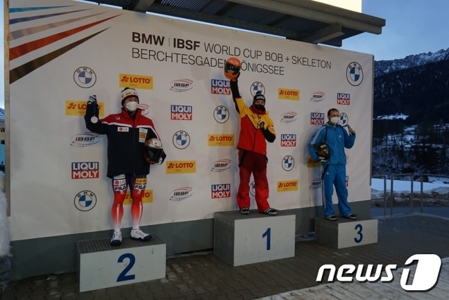 월드컵 7차 대회서 은메달을 획득한 윤성빈(왼쪽). (대한스켈레톤봅슬레이연맹 제공) ⓒ 뉴스1
