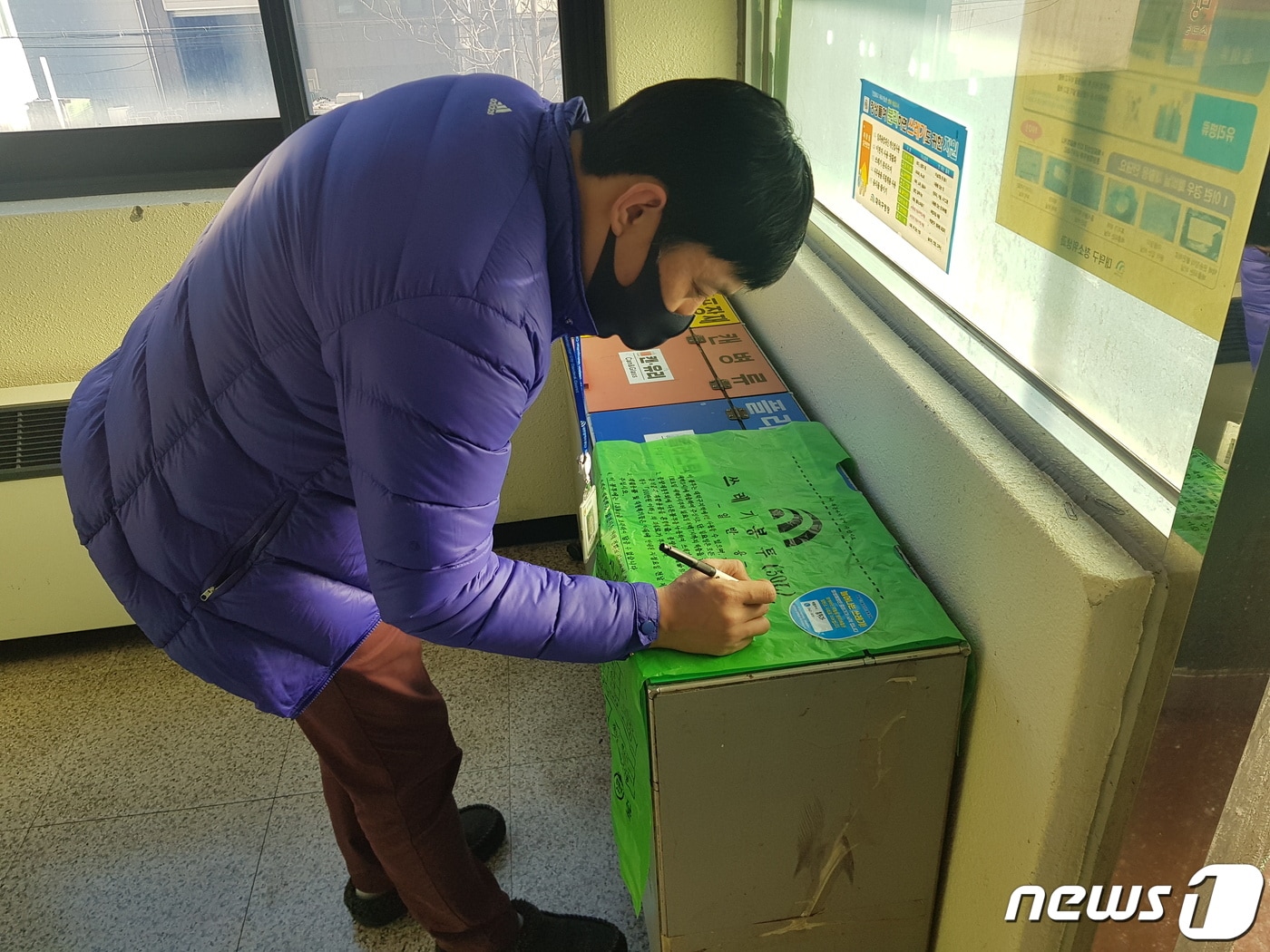 대덕구청 소속 직원이 종량제봉투 부서실명제 스티커에 부서명을 기재하고 있다.(대전 대덕구청 제공)ⓒ 뉴스1