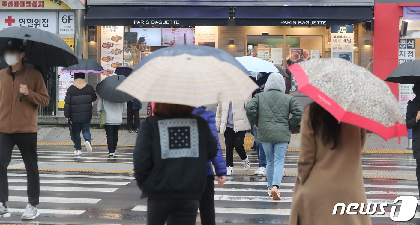 제주시 이도이동 한 거리에서 우산을 쓴 시민들이 발걸음을 옮기고 있다. /뉴스1 ⓒ News1 오현지 기자