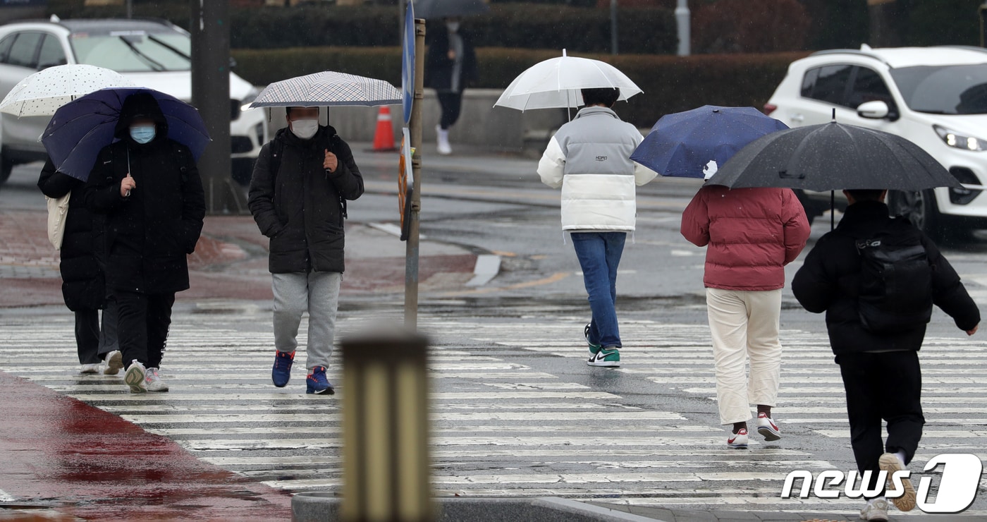 전북 전주시 백제대로에서 우산을 쓴 시민들이 발걸음을 재촉하고 있다. 2021.1.26/뉴스1 ⓒ News1 유경석 기자