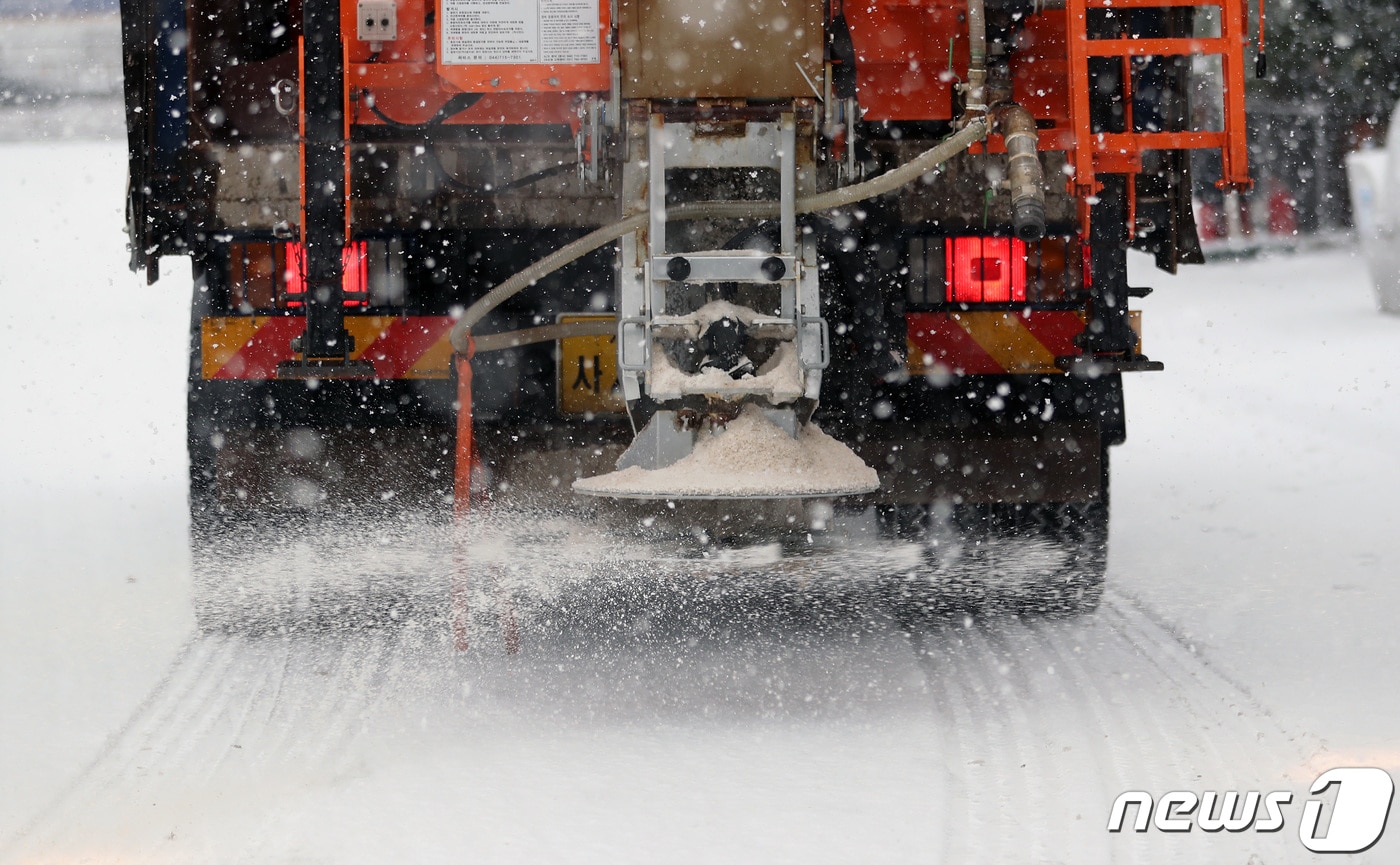 제설작업 차량이 염화칼슘을 뿌리고 있다. 2021.1.28/뉴스1 ⓒ News1 