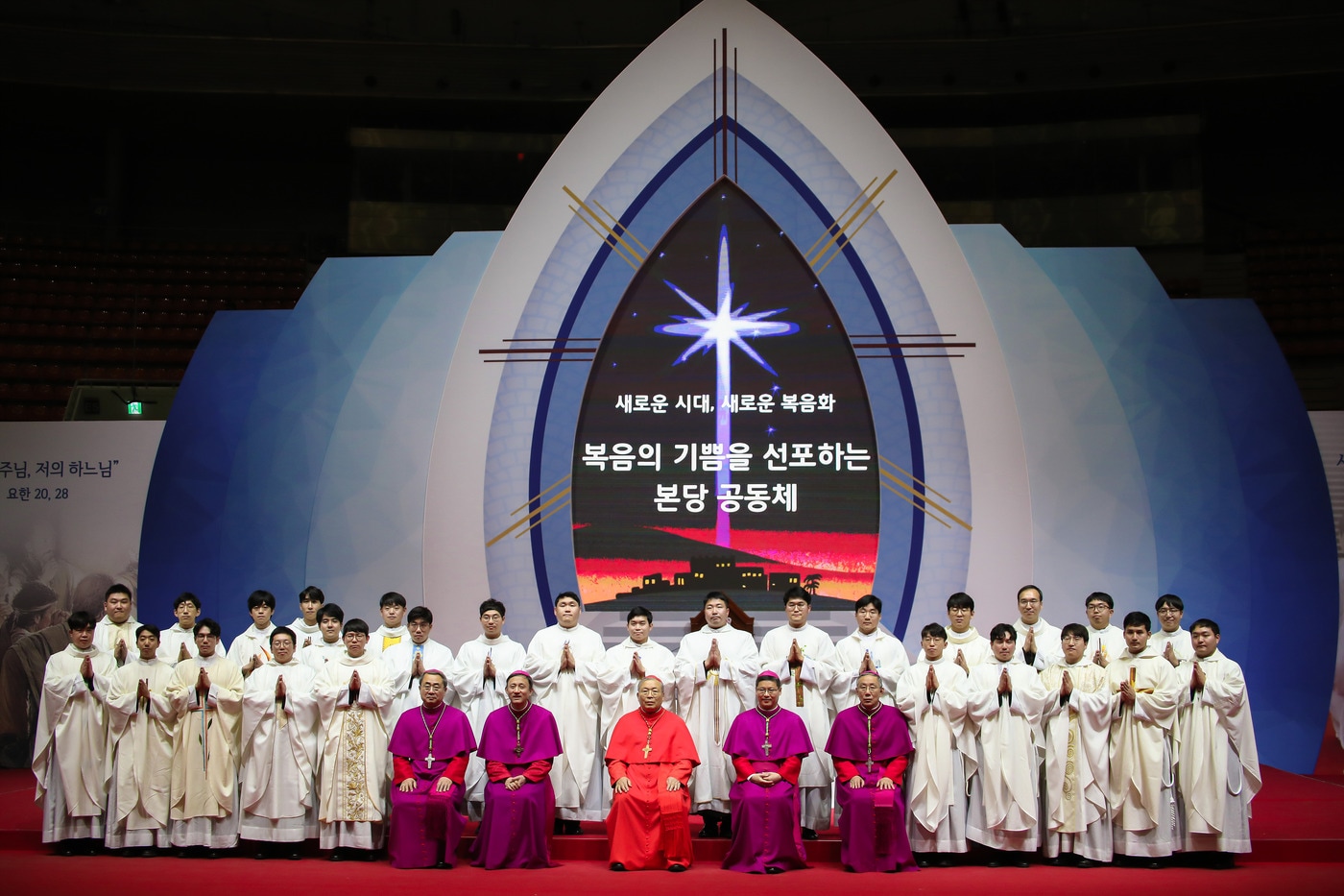 지난해2월 서울 올림픽 체조경기장에서 열린 천주교 서울대교구 사제·부제서품식에서 2020년도 천주교 서울대교구 새 사제들이 교구장 염수정 추기경, 교구 주교들과 함께 기념 촬영을 하고 있다.(천주교 서울대교구 제공)ⓒ 뉴스1