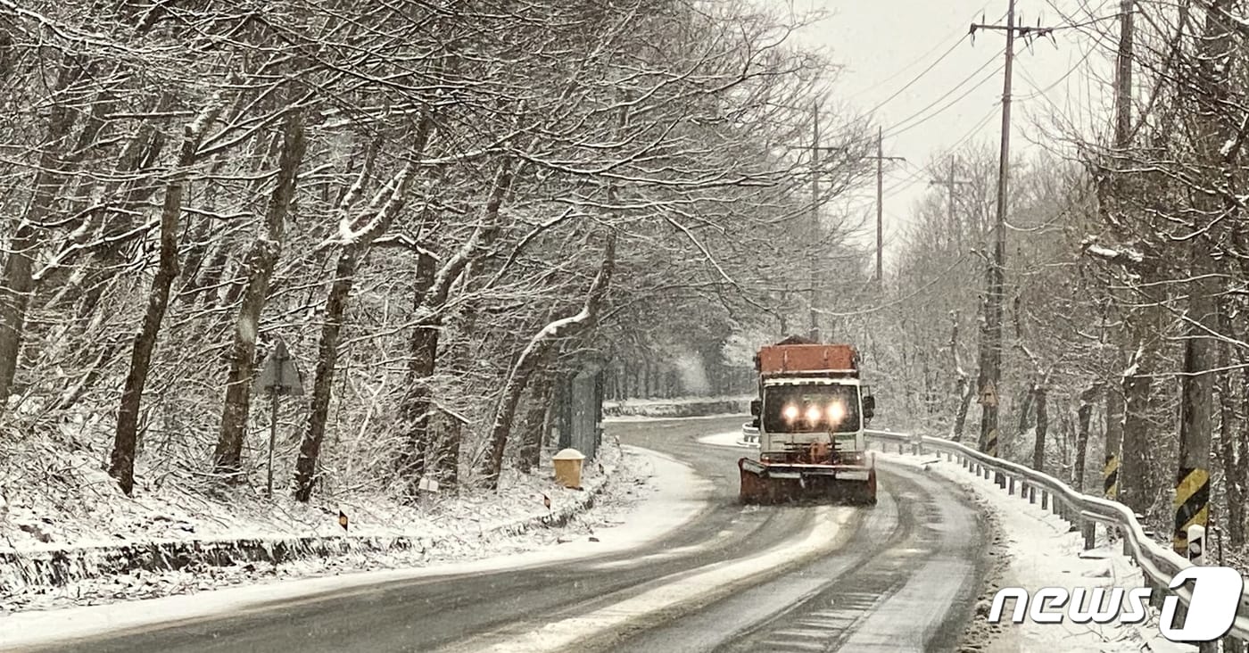 충남 계룡산 인근에서 제설차량이 제설작업을 하고 있다. (자료사진) ⓒ News1 김기태 기자
