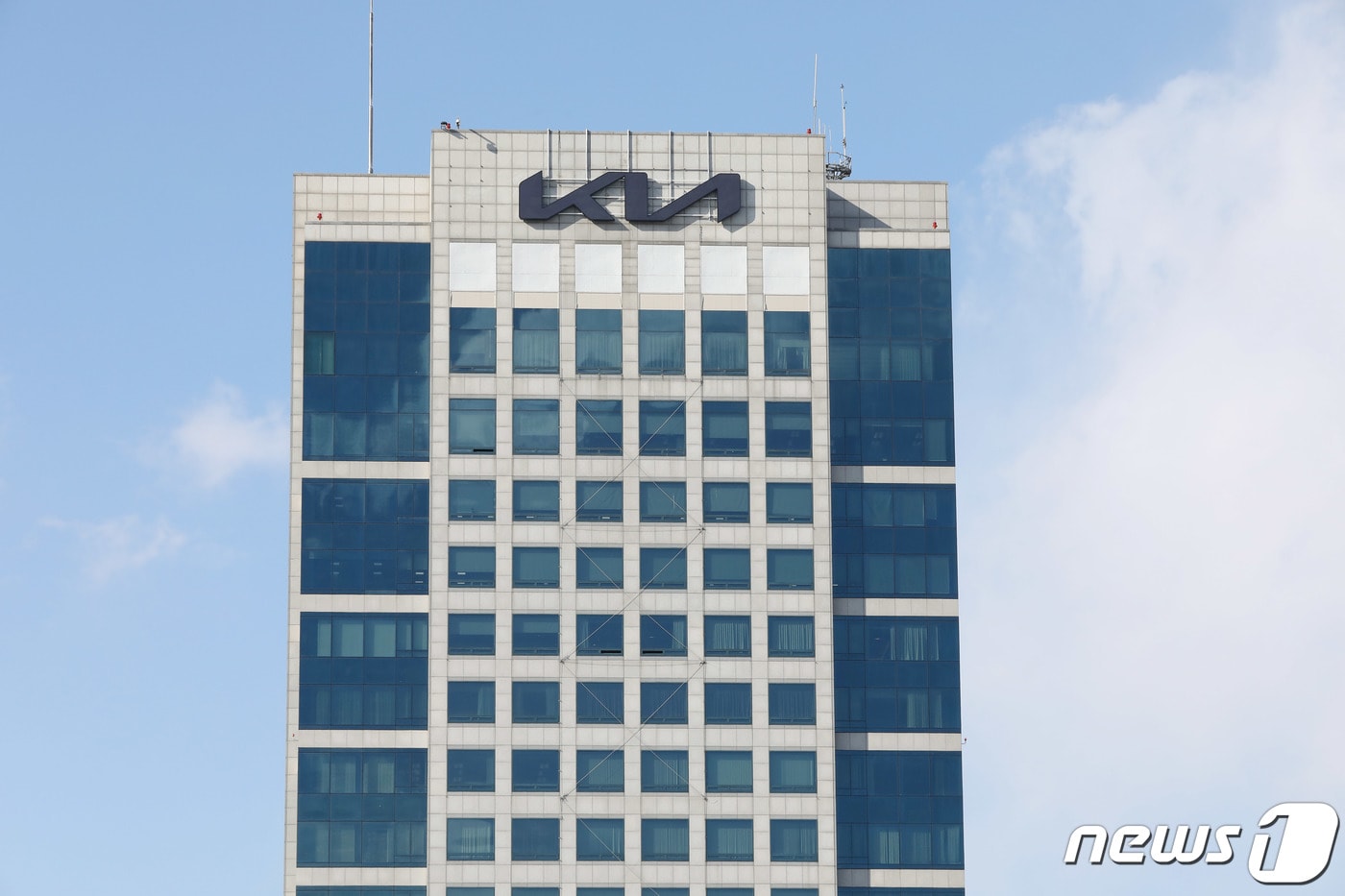28일 서울 서초구 양재동 기아자동차 사옥 외벽에 기아차의 새로운 로고가 걸려 있다. 2021.1.28/뉴스1 ⓒ News1 박정호 기자
