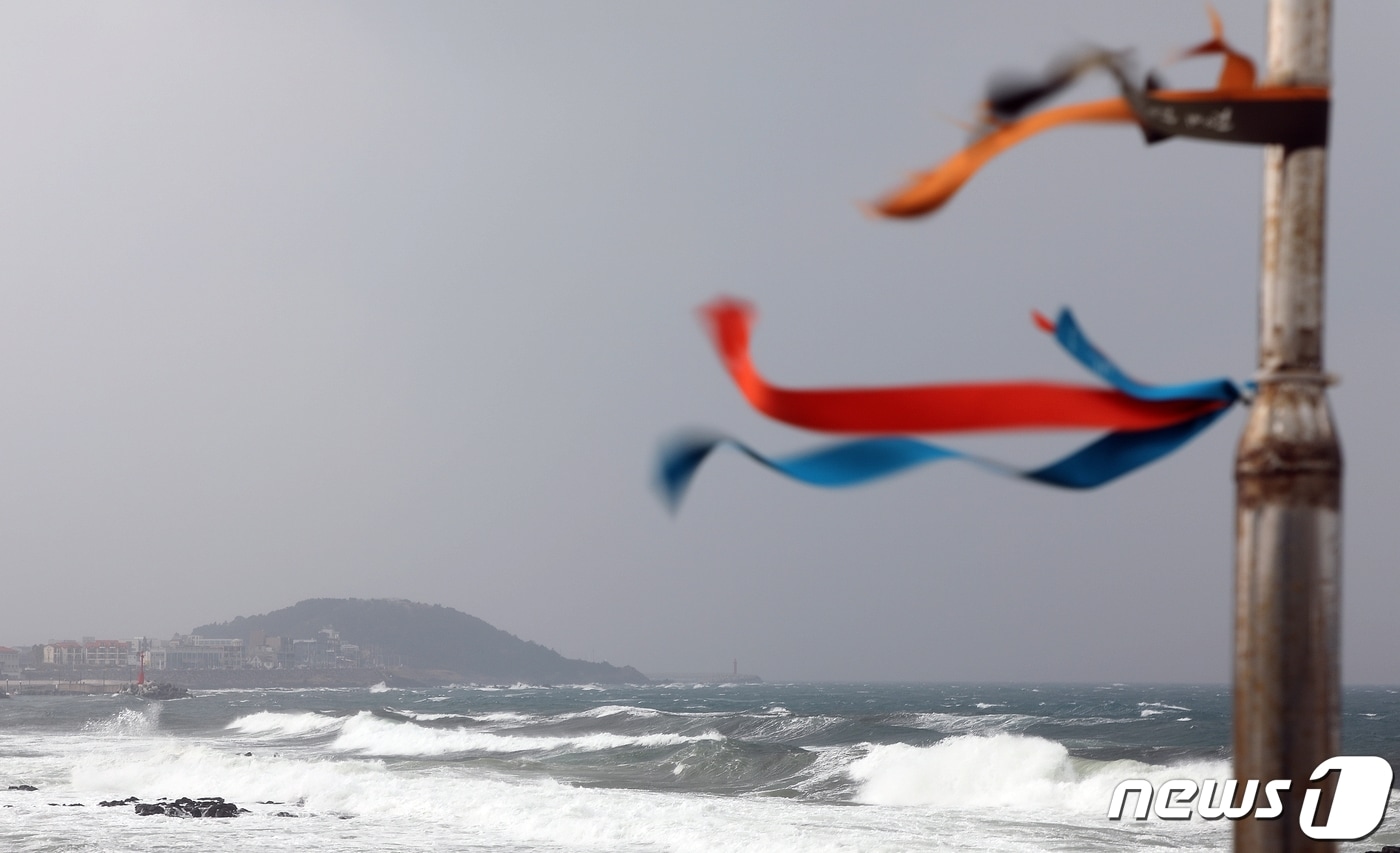 강풍이 불고 있는 제주시 서해안로 앞바다.ⓒ News1 DB