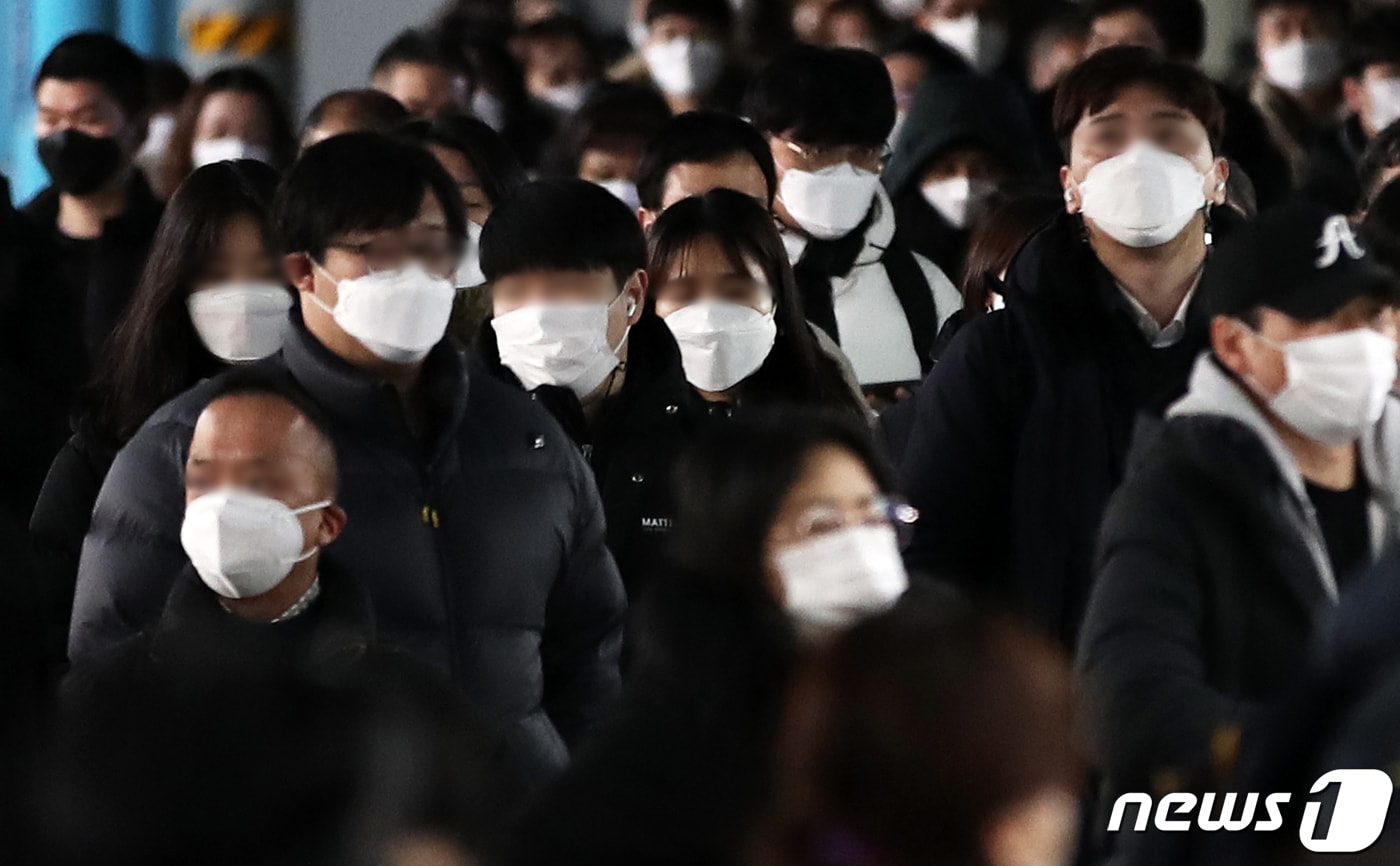 신축년 새해 첫 출근일인 4일 오전 서울 구로구 신도림역에서 시민들이 마스크를 쓴 채 출근길 발걸음을 옮기고 있다. 2021.1.4/뉴스1 ⓒ News1 오대일 기자