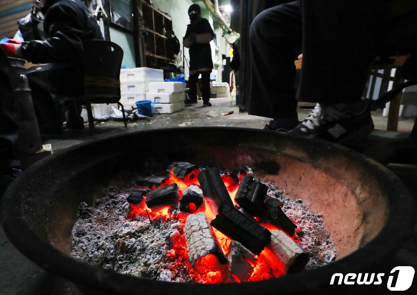 모닥불을 쬐는 상인들(기사와 관계 없음) ⓒ 뉴스1 민경석 기자