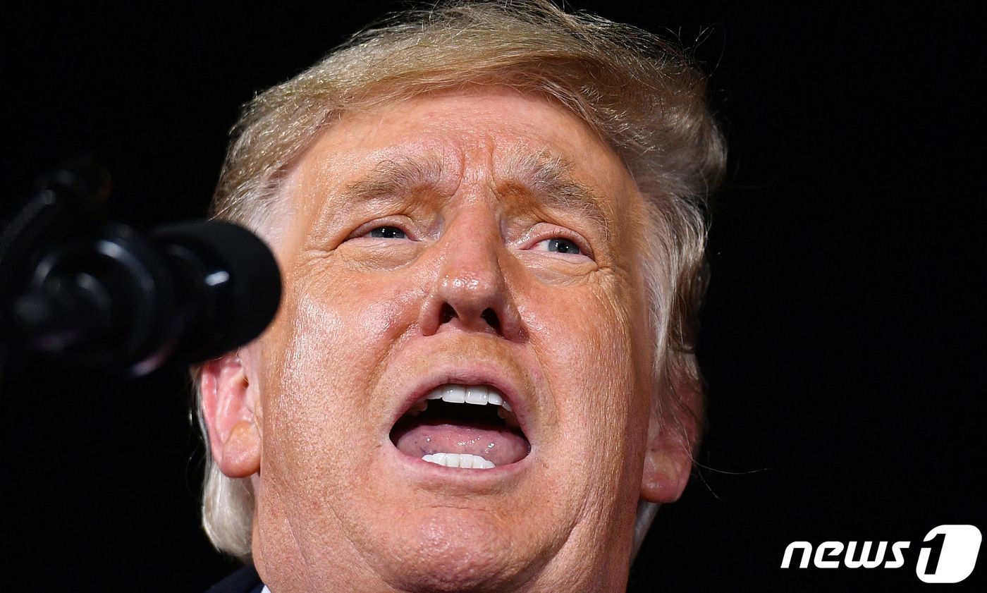 도널드 트럼프 미국 대통령이 4일(현지시간) 조지아주 상원의원 결선투표에 출마한 켈리 뢰플러와 데이비드 퍼듀 공화당 후보들의 돌턴 공항 선거집회서 지원유세를 하고 있다. ⓒ AFP=뉴스1 ⓒ News1 우동명 기자