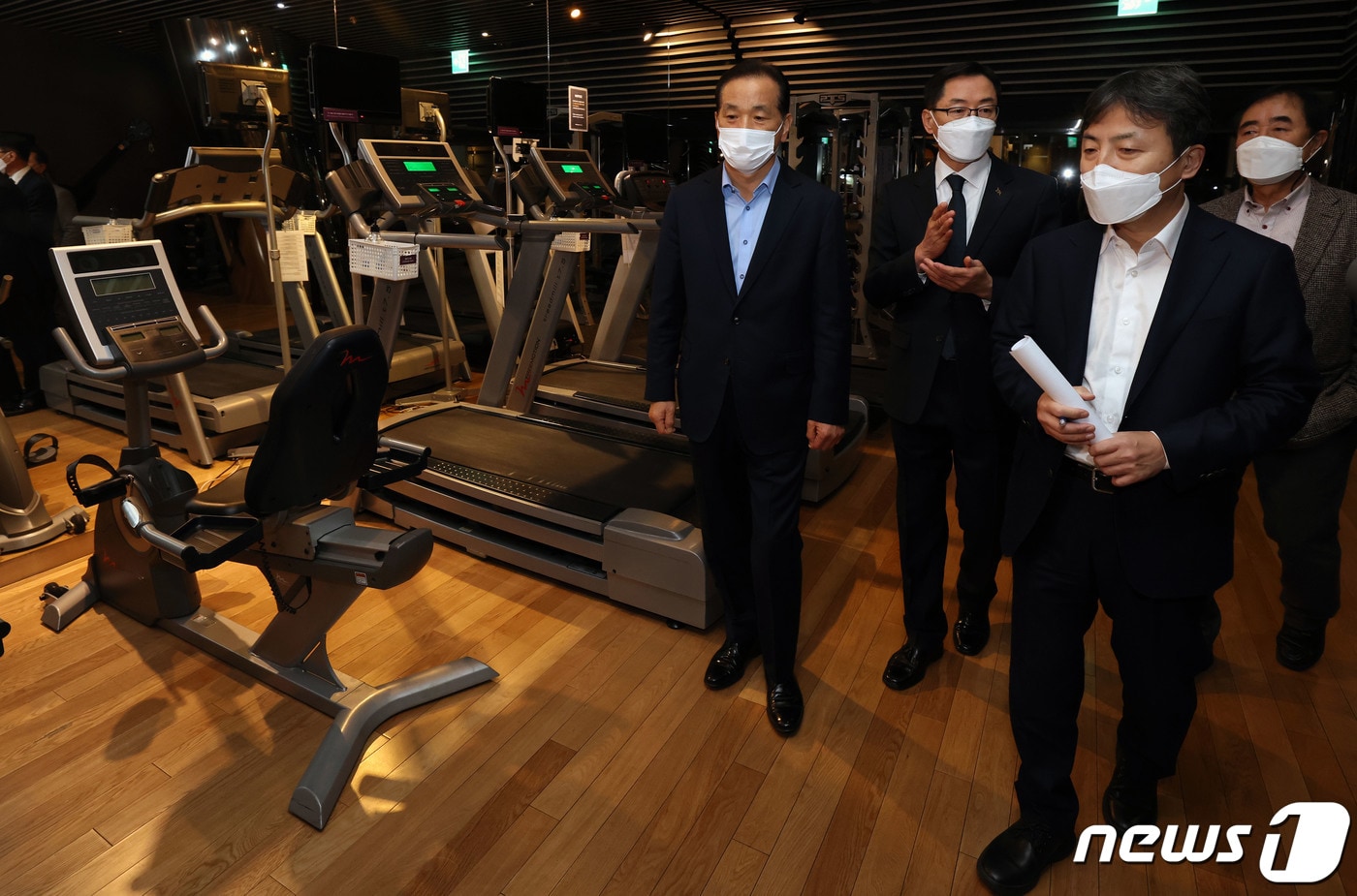 김정배 문화체육관광부 제2차관이 6일 서울 강남구 머큐어앰배서더소도베 호텔을 방문, 코로나19 관련 호텔 방역 상황을 점검하고 있다. (문화체육관광부 제공) 2021.1.6/뉴스1