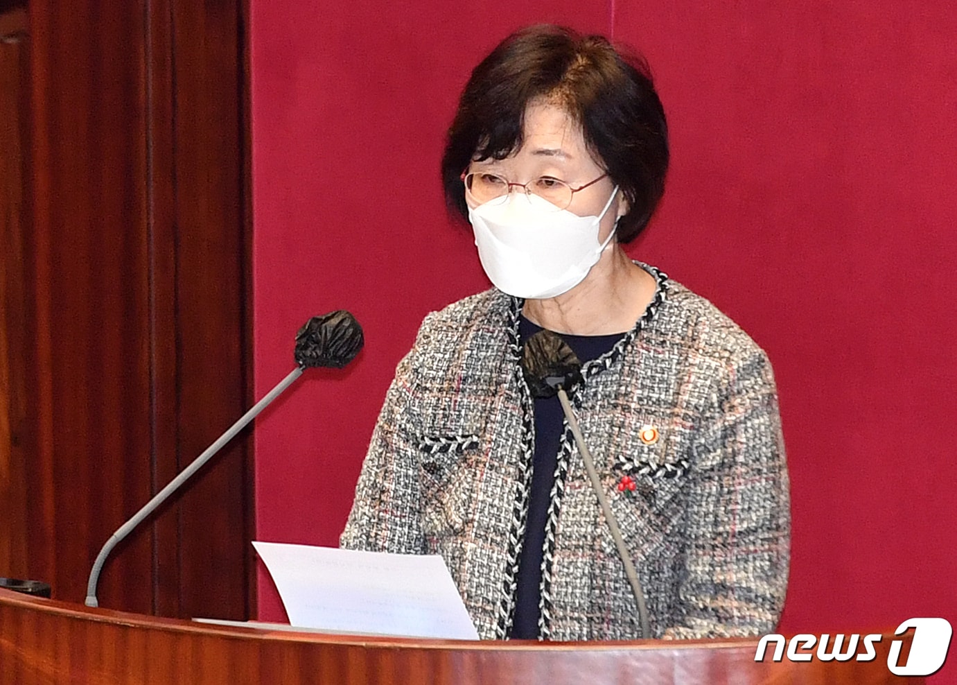 정영애 여성가족부 장관이 8일 서울 여의도 국회에서 열린 본회의에서 신임장관 인사를 하고 있다. 2021.1.8/뉴스1 ⓒ News1 신웅수 기자