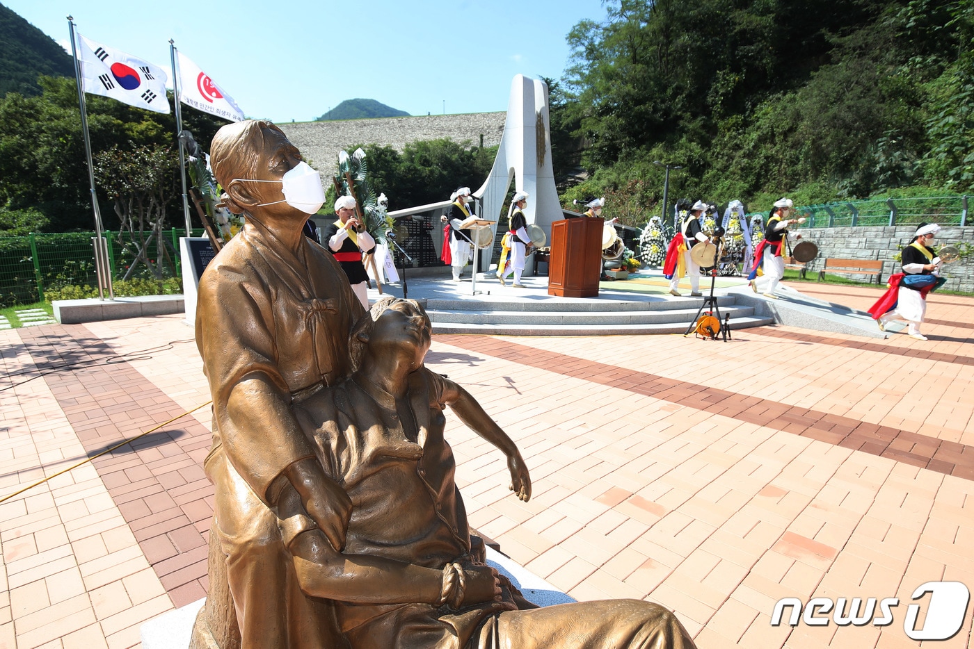 10월항쟁 75주기를 맞은 지난해 10월1일 오후 대구 달성군 가창면 용계체육공원 뒤편 &#39;10월항쟁 등 한국전쟁 전후 민간인 희생자 위령탑&#39; 앞에서 민간인 희생자 합동위령제가 열렸다. 죽은 아들을 끌어안고 통곡하는 어머니의 슬픔을 형상화한 &#39;어머니의 눈물&#39; 조각상이 마스크를 쓰고 있다. 2021.10.1/뉴스1 ⓒ News1 공정식 기자