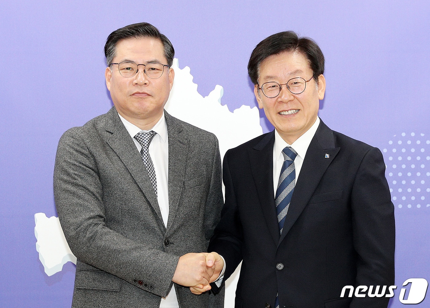 2018년 10월 1일 이재명 경기도지사가 유동규 제8대 경기관광공사 사장에게 임명장을 수여하고 있다. (경기도 제공)  ⓒ News1