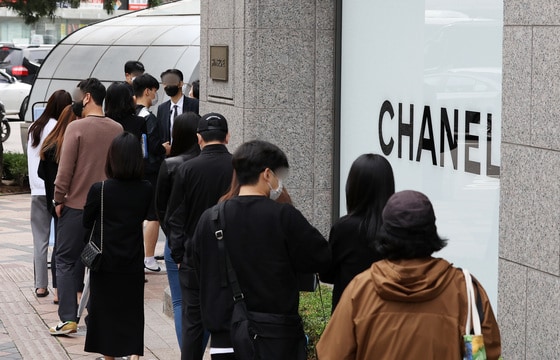 지난해 10월11일 오전 서울 중구 신세계백화점 본점에서 시민들이 입장을 위해 줄 서 있다. 샤넬, 에르메스 등 명품 브랜드들은 최근 1인당 구매 가능 수량을 제한한 것으로 알려졌으며 이는 대량으로 구매해 정가보다 비싸게 되파는 '리셀'을 막기 위한 조치로 해석된다. 2021.10.11/뉴스1 ⓒ News1 조태형 기자