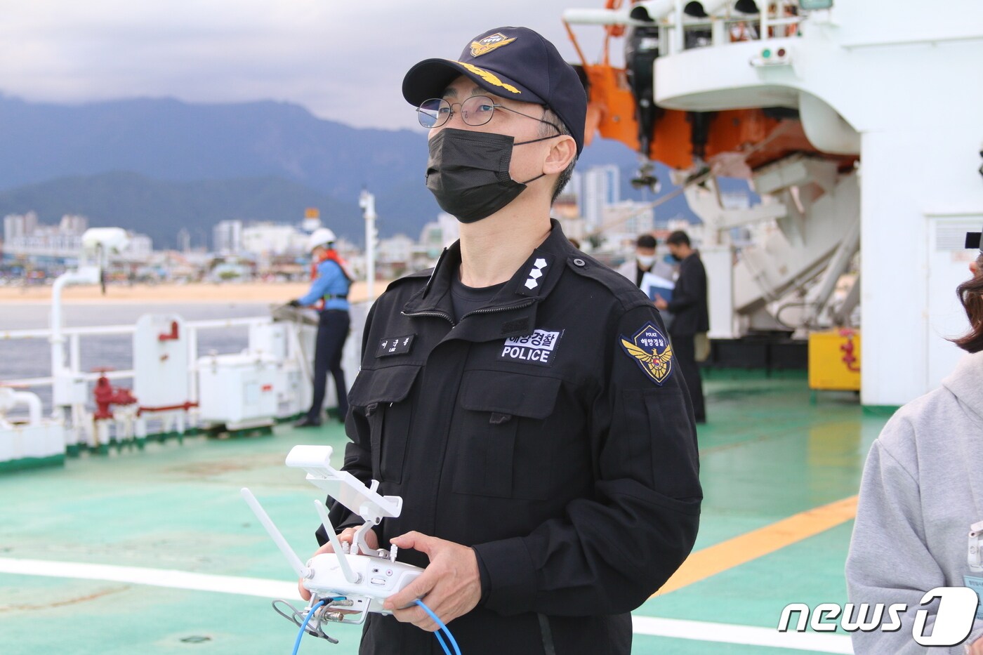 이국종 아주대 외상연구소 교수가 13일 속초해경이 주관한 4분기 수난대비 훈련해 참가해 직접 드론 비행 시범을 보이고 있다.&#40;속초해경 제공&#41; 2021.10.13/뉴스1