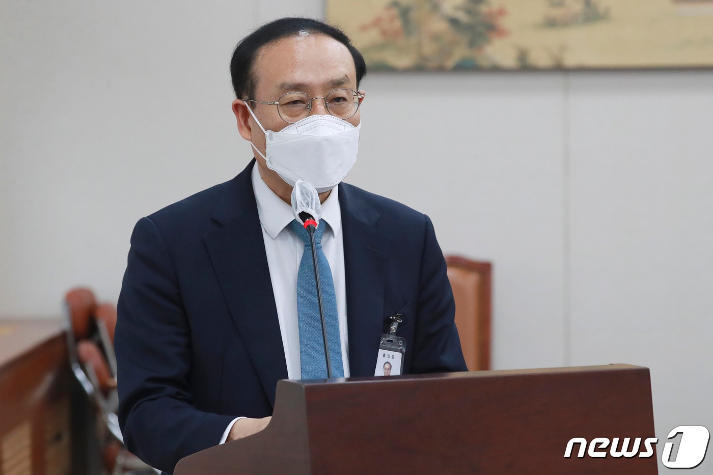 오세정 서울대학교 총장이 14일 오전 서울 여의도 국회에서 열린 교육위원회의 국립대학법인 서울대학교, 국립대학법인 인천대학교, 한국방송통신대학교, 서울교육대학교 등 국정감사에서 업무보고를 하고 있다. 2021.10.14/뉴스1 ⓒ News1 이동해 기자