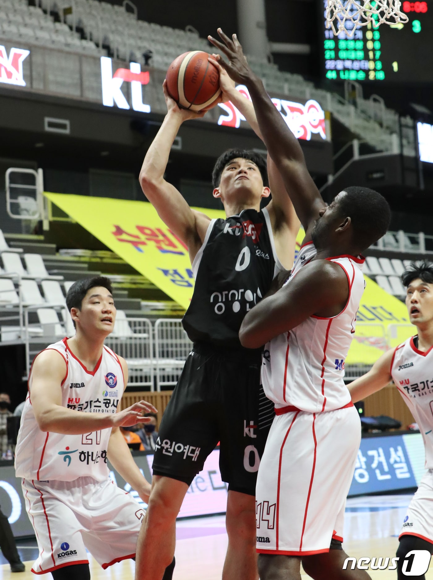 14일 오후 경기도 수원시 권선구 수원 KT 소닉붐 아레나에서 열린 '2021-2022 KGC인삼공사 정관장 프로농구' 수원 KT 소닉붐과 대구 한국가스공사 페가수스의 경기에서 KT 하윤기가 슛을 하고 있다. 2021.10.14/뉴스1 ⓒ News1 김영운 기자
