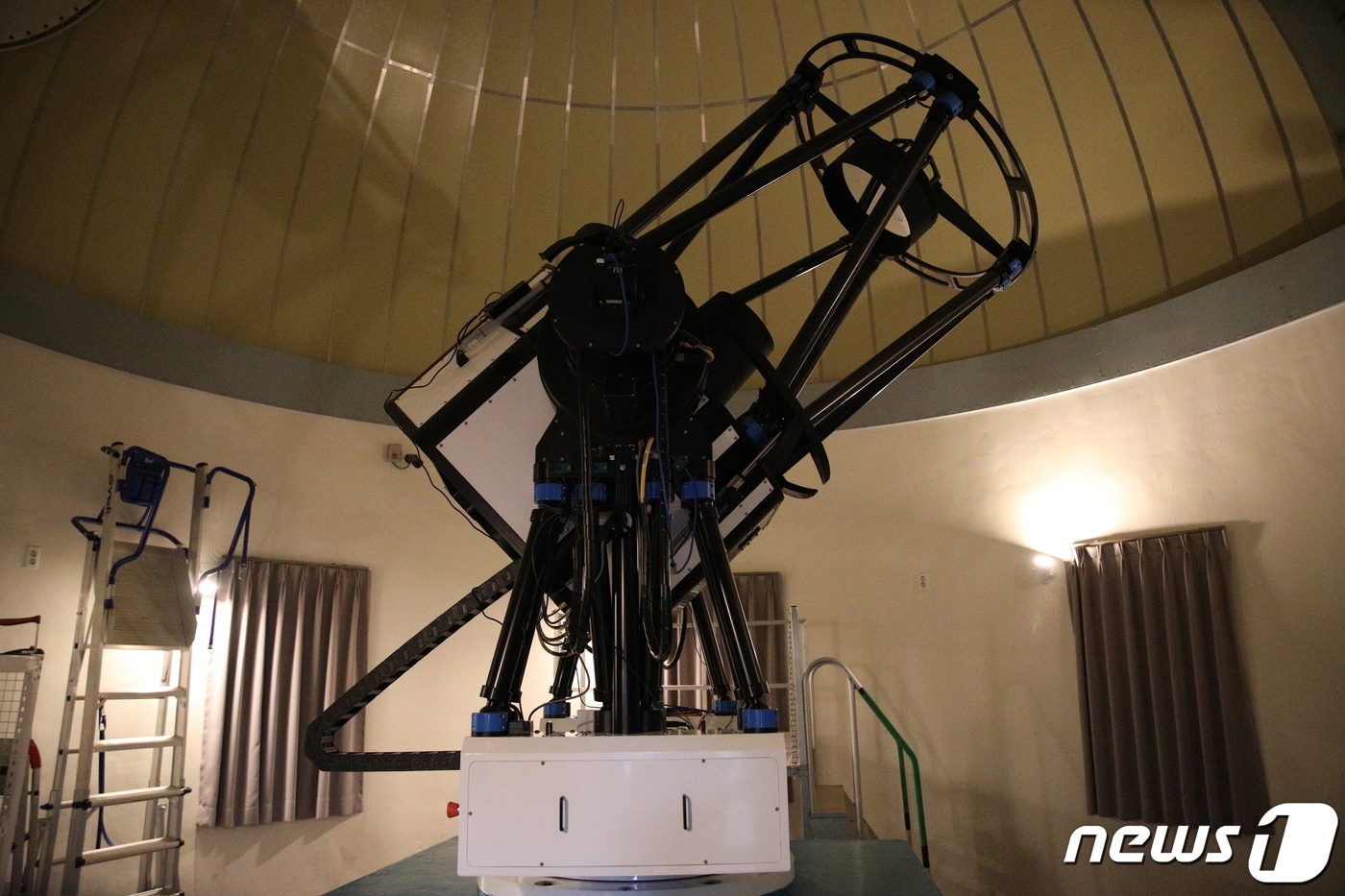 경북대는 오는 24일부터 시민을 대상으로 별을 보는 공개 관측·강연 행사인 '2023 봄·여름 밤하늘 이야기'를 연다. 사진은 지난 2021년 10월 서울에서 열린 2021 관악강감찬축제의 별 관측 프로그램 '낙성대야별회' 모습. (사진은 기사 내용과 무관함) / (관악문화재단 제공) 뉴스1 자료 사진