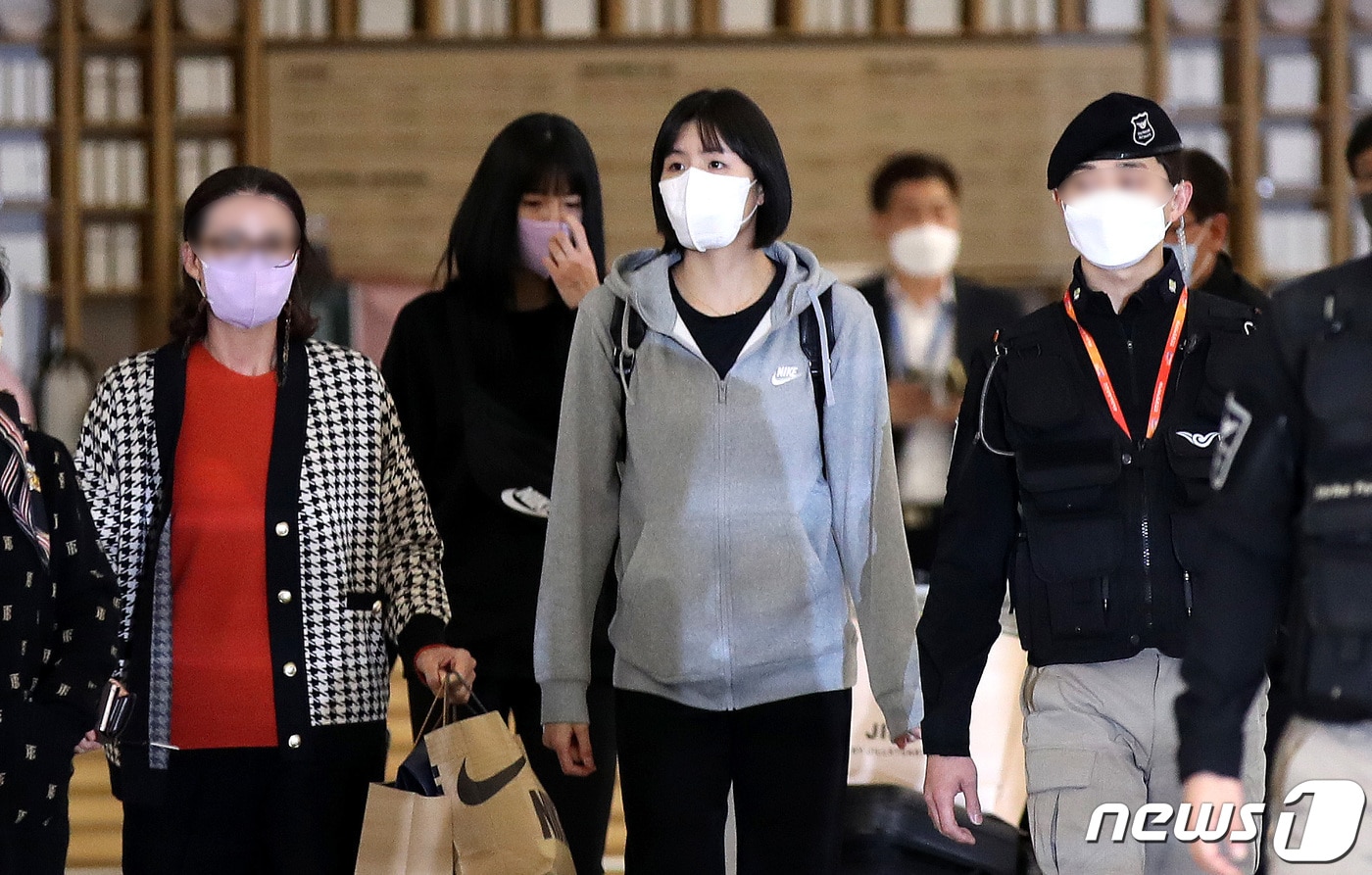 학교폭력 논란으로 무기한 출장정지를 받아 국내 무대에서 사실상 퇴출당한 이재영·이다영 쌍둥이 자매가 16일 오후 인천국제공항을 통해 그리스로 출국하고 있다. 2021.10.16/뉴스1 ⓒ News1 박지혜 기자