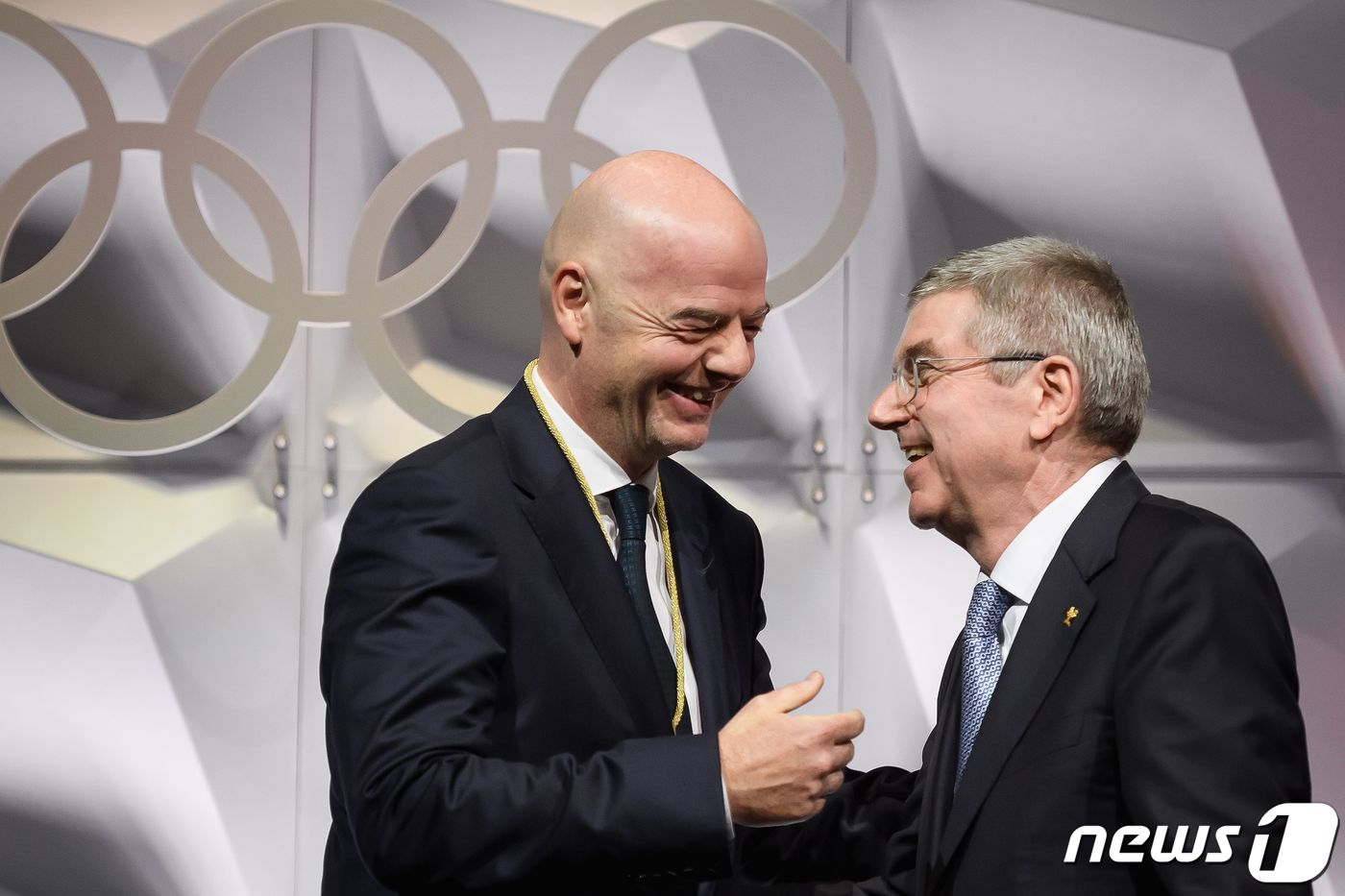 잔니 인판티노 FIFA 회장(왼쪽)과 토마스 바흐 IOC 위원장(오른쪽). ⓒ AFP=뉴스1