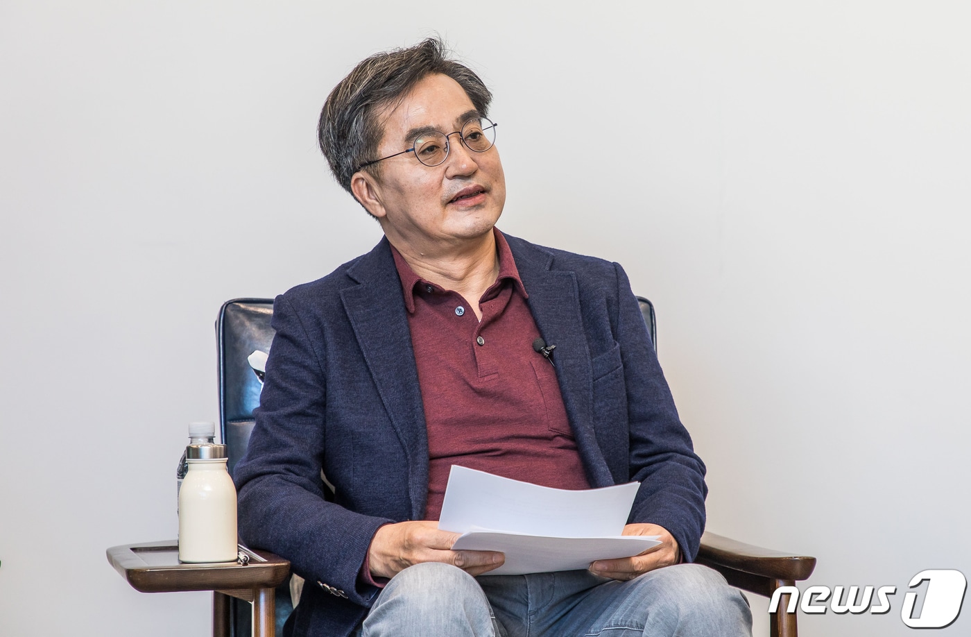 대선출마를 선언한 김동연 전 경제부총리가 지난 17일 오후 서울 성동구 왕십리의 한 사무실에서 열린 유튜브 채널 선후포럼(SF포럼) 생방송에 참석해 참석자들과 대화하고 있다. ⓒ News1 국회사진취재단
