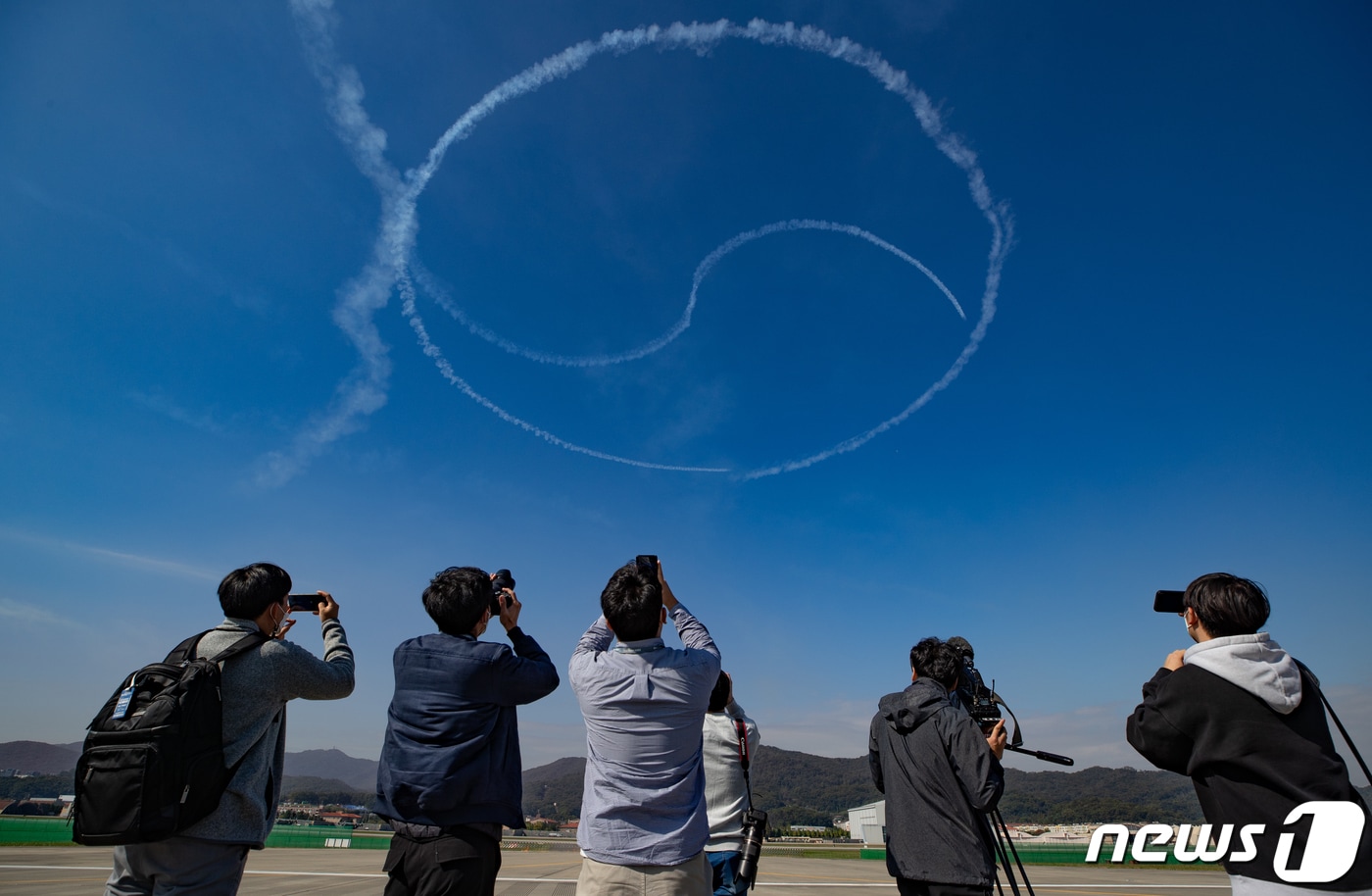 18일 오전 경기도 성남시 서울공항에서 열린 서울 국제항공우주 및 방위산업전시회 2021(서울 ADEX)에서 공군 특수 비행팀 블랙이글스 편대가 에어쇼를 선보이고 있다. 2021.10.18/뉴스1 ⓒ News1 이재명 기자