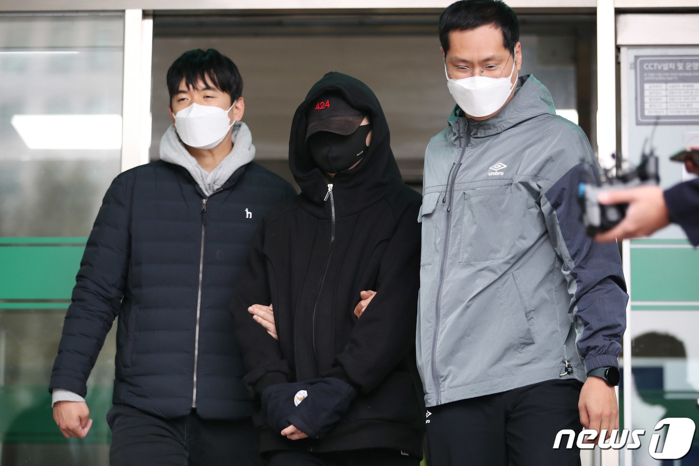 무면허 운전과 음주측정 거부·경찰관 폭행 등 혐의로 구속된 장제원 국민의힘 의원 아들인 래퍼 노엘(본명 장용준)이 지난달 19일 서울 서초구 서초경찰서에서 나와 검찰로 송치되고 있다. 2021.10.19/뉴스1 ⓒ News1 박정호 기자