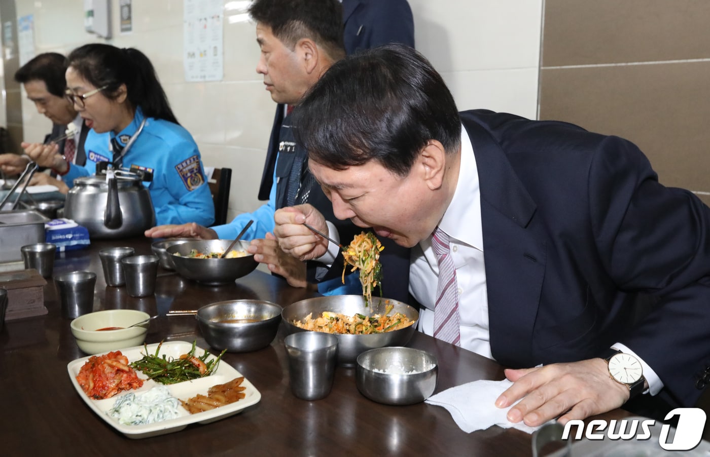 윤석열 국민의힘 대선경선 후보가 19일 오후 부산 연제구 부산개인택시조합을 방문해 간담회 후 비빔밥을 먹고 있다. 2021.10.19/뉴스1 ⓒ News1 여주연 기자