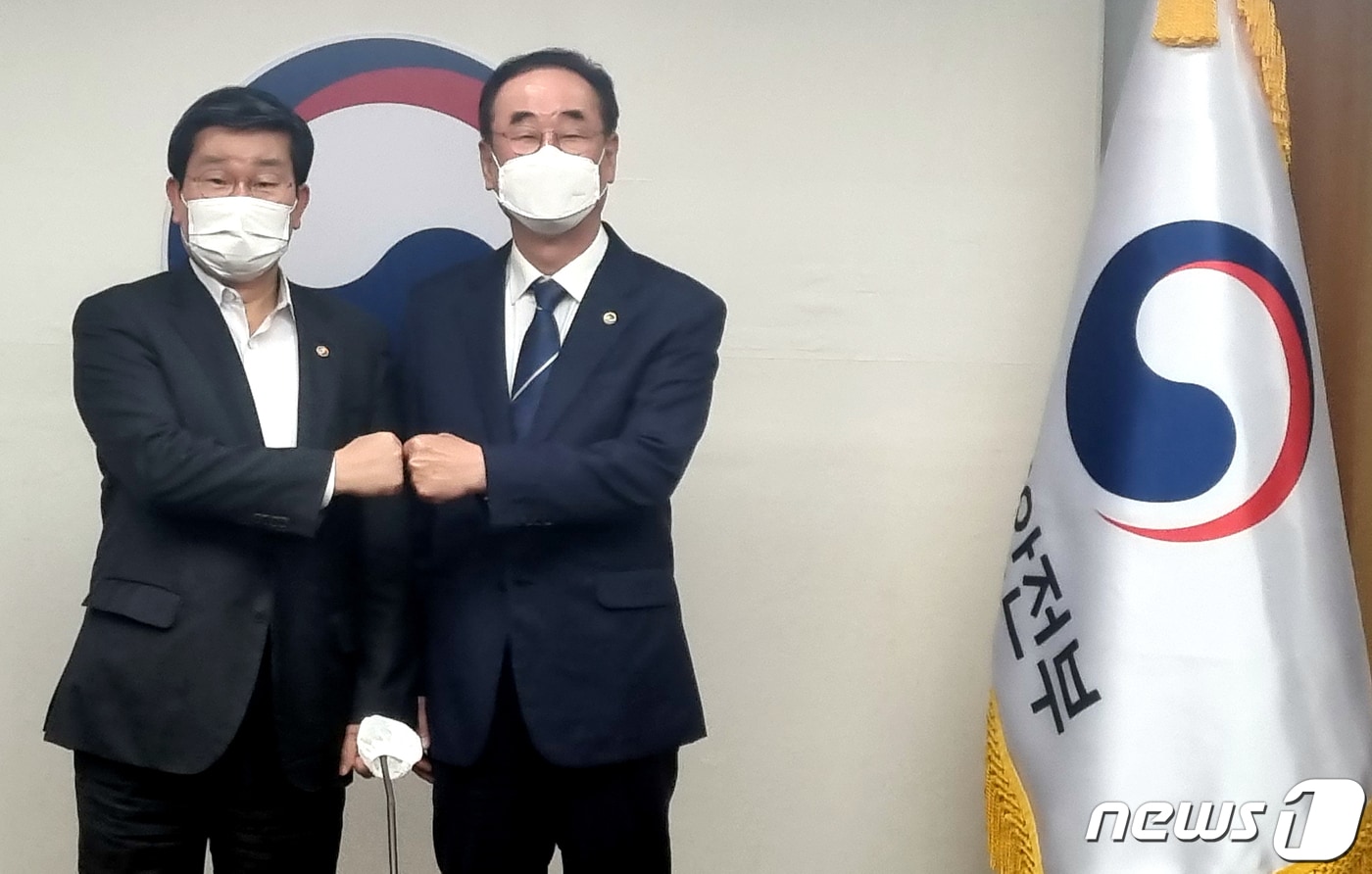 장세용 구미시장이 21일 전해철 행정안전부 장관을 만나 악수하고 있다. (구미시 제공) 2021.10.21/ⓒ 뉴스1