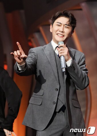 가수 영탁이 10월21일 오후 서울 마포구 상암 MBC 공개홀에서 열린 '서울드라마어워즈 2021'에서 화려한 축하 공연을 선보이고 있다. 영탁은 이날 한류 드라마 OST 상을 수상했다. (서울드라마어워즈 제공) 2021.10.21/뉴스1