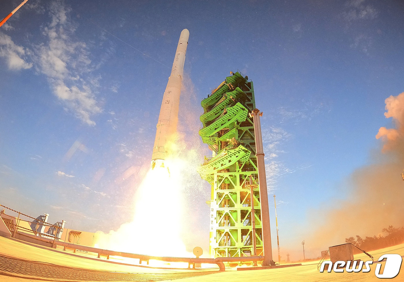 한국형 발사체 누리호&#40;KSLV-ll&#41;가 21일 고흥군 나로우주센터 제2발사대에서 화염을 내뿜으며 힘차게 날아오르고 있다. 누리호는 1.5t급 실용위성을 지구저궤도&#40;600~800km&#41;에 투입하기 위해 만들어진 3단 발사체이며 엔진 설계에서부터 제작, 시험, 발사 운용까지 모두 국내 기술로 완성한 최초의 국산 발사체다. 2021.10.21/뉴스1 ⓒ News1 사진공동취재단