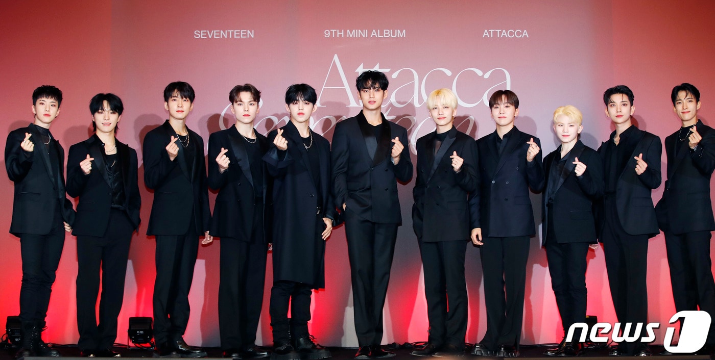 그룹 세븐틴(Seventeen)이 22일 오전 서울 영등포구 콘래드호텔에서 열린 미니 9집 '아타카(Attacca)‘ 발매기념 글로벌 기자간담회에 참석해 포즈를 취하고 있다. 왼쪽부터 호시, 디노, 원우, 버논, 에스쿱스, 민규, 정한, 승관, 우지, 조슈아, 도겸. 2021.10.22/뉴스1 ⓒ News1 권현진 기자