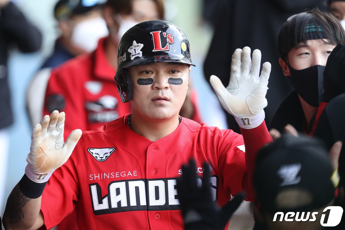 24일 오후 대구 삼성라이온즈파크에서 열린 '2021 프로야구 신한은행 SOL KBO리그' 삼성 라이온즈와 SSG 랜더스의 경기, 4회초 1사 1,3루상황 6번타자 박성한이 2루수 방면으로 타구를 날리자 3루주자 추신수가 홈을 밟은 뒤 동료들과 하이파이브로 첫 득점의 기쁨을 나누고 있다. 2021.10.24/뉴스1 ⓒ News1 공정식 기자