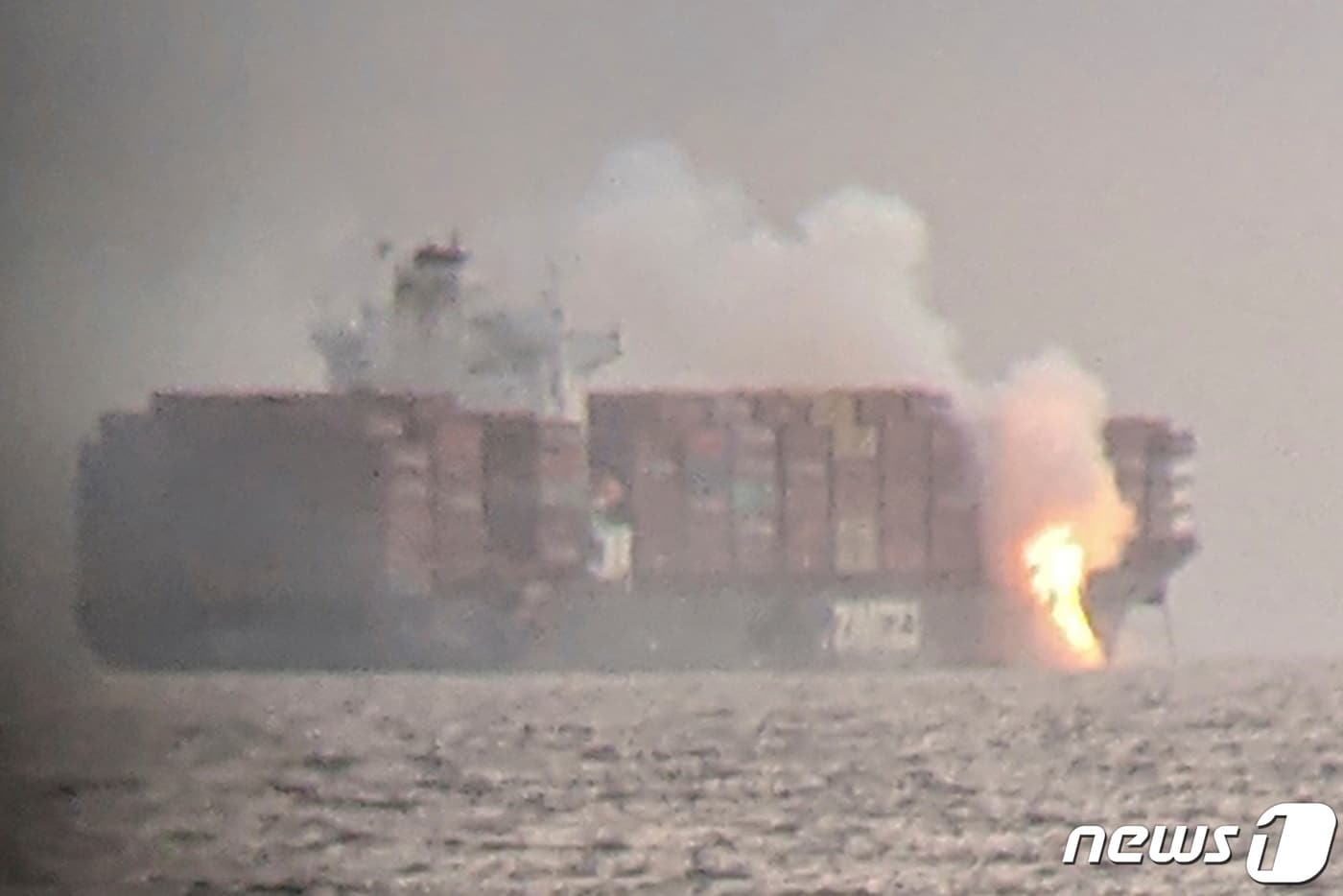 캐나다 서부 빅토리아 항구 인근 해상에서 컨테이너선 '짐킹스턴'호에서 화재가 발생했다. ⓒ 로이터=뉴스1