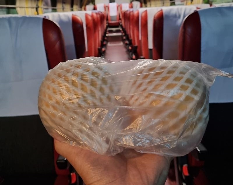 고속버스 기사가 손님으로부터 배 두 개를 받았다. (온라인 커뮤니티 '보배드림' 갈무리) ⓒ 뉴스1