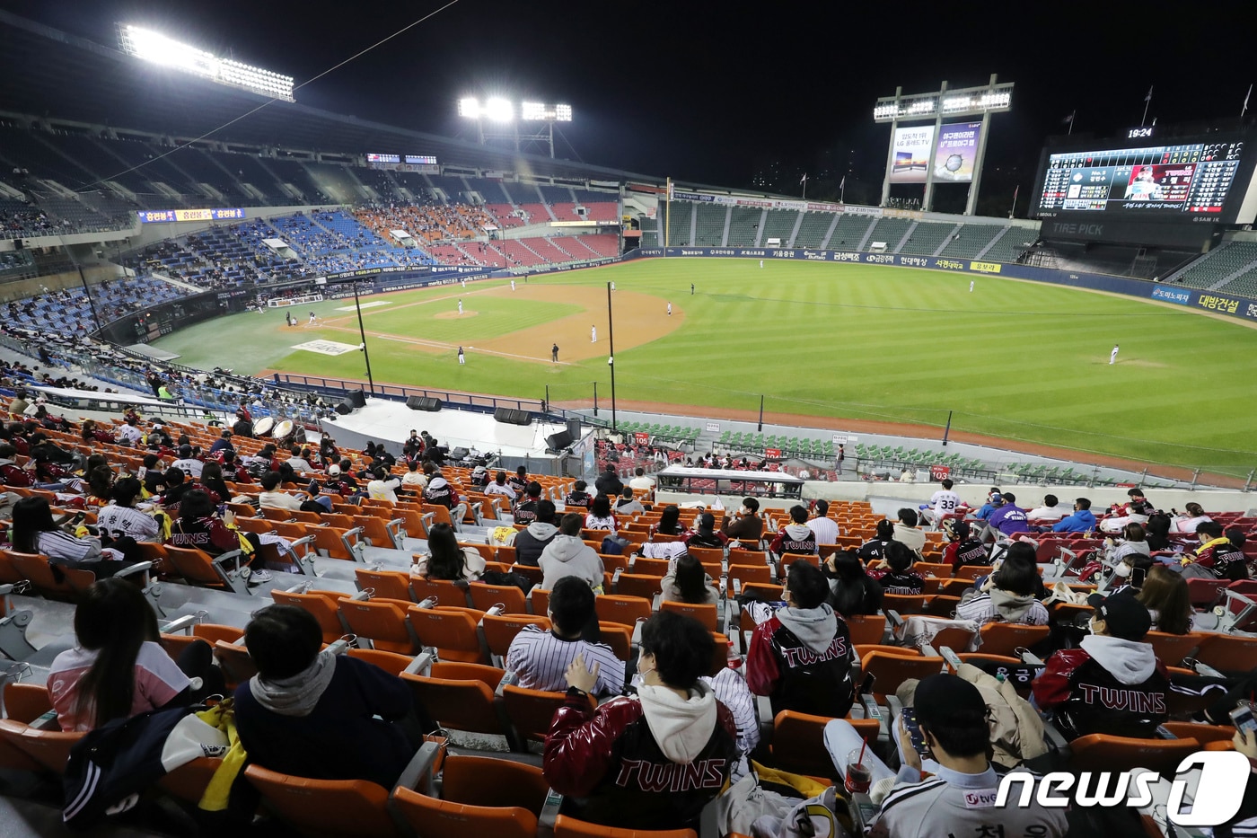 25일 오후 서울 송파구 잠실야구장을 찾은 관중들이 LG와 롯데의 경기를 응원하고 있다. 정부는 이번주부터 거리두기 4단계 지역에서 백신 접종 완료자에 한해 실내 경기 최대 20%, 실외 30% 관중 입장을 허용했다. 2021.10.25/뉴스1 ⓒ News1 박세연 기자