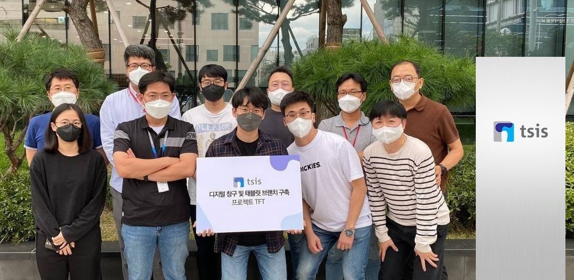 티시스 IT사업본부 내 디지털 창구 및 태블릿 브랜치 구축 프로젝트 TFT 관계자들이 기념촬영을 하고 있다(태광그룹 제공). ⓒ 뉴스1