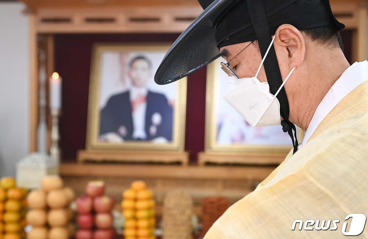 26일 경북 구미시 박정희 전 대통령 생가에서 열린 '박정희대통령 제42주기 추모제'에서 초헌관을 맡은 장세용 구미시장이 박 전 대통령 내외 영정 앞에서 예를 올릴 준비를 하고 있다. 2021.10.26/뉴스1 ⓒ News1 정우용 기자