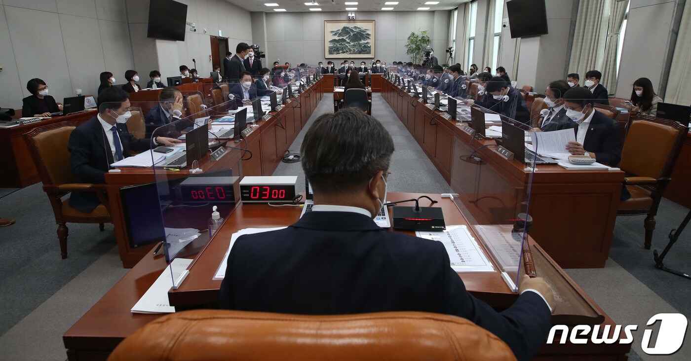 윤호중 국회 운영위원장이 26일 서울 여의도 국회에서 국회 운영위원회 청와대 국정감사 속개를 알리며 의사봉을 두드리고 있다. 2021.10.26/뉴스1 ⓒ News1 이동해 기자