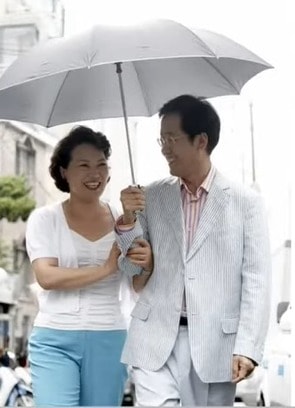 홍준표-이순삼 부부. 이 사진에 대해 홍준표 국민의힘 대선경선 후보 부인 이순삼씨는 "마른 모습을 볼 때 남편 검사시절 찍은 사진같다"고 했다. (유튜브 갈무리) ⓒ 뉴스1