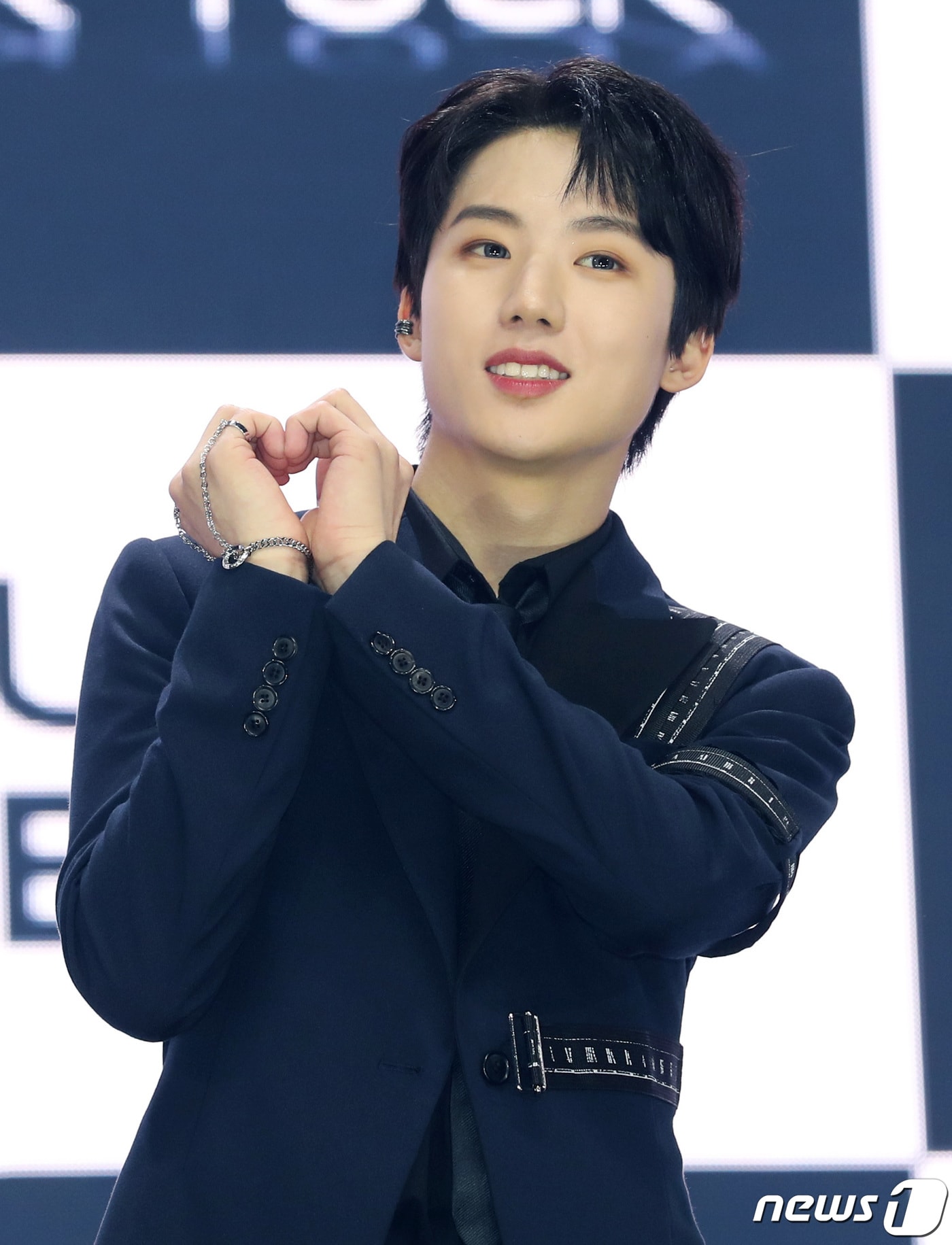 저스트비 이건우가 27일 오후 서울 광진구 예스24라이브홀에서 열린 첫 번째 싱글 앨범 '저스트 비트' 발매기념 쇼케이스에서 포즈를 취하고 있다. 2021.10.27/뉴스1 ⓒ News1 권현진 기자