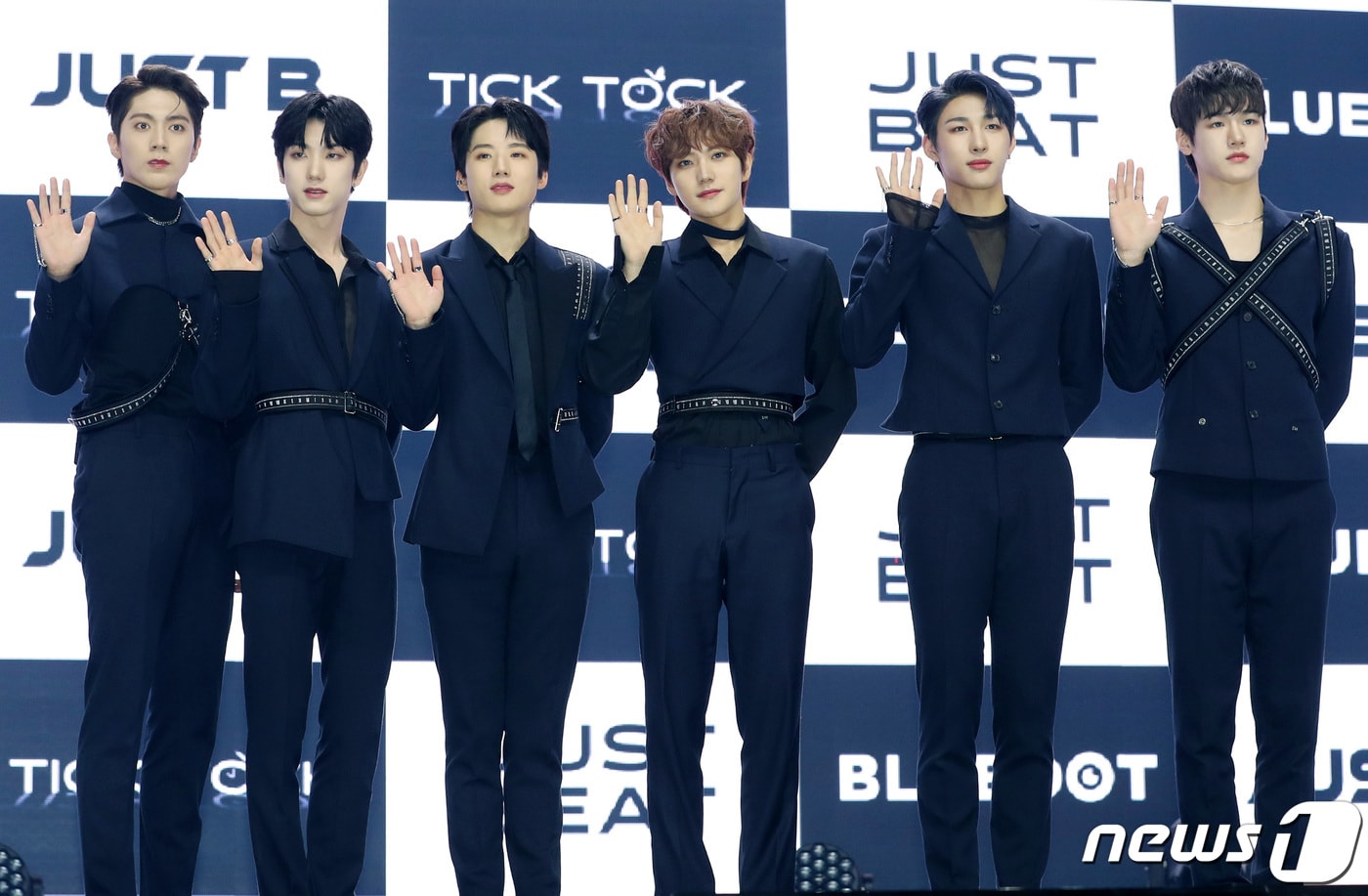 저스트비 김상우(왼쪽부터), 전도염, 이건우, JM, 임지민, 배인이 27일 오후 서울 광진구 예스24라이브홀에서 열린 첫 번째 싱글 앨범 '저스트 비트' 발매기념 쇼케이스에서 포즈를 취하고 있다. 2021.10.27/뉴스1 ⓒ News1 권현진 기자