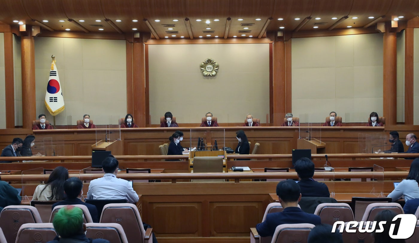 유남석 헌법재판소장과 헌법재판관들이 28일 오후 서울 종로구 헌법재판소에서 열린 '재판 개입' 혐의를 받는 임성근 전 부장판사의 파면 여부 판단 탄핵심판 사건의 선고 공판에 입장하고 있다. 2021.10.28/뉴스1 ⓒ News1 송원영 기자