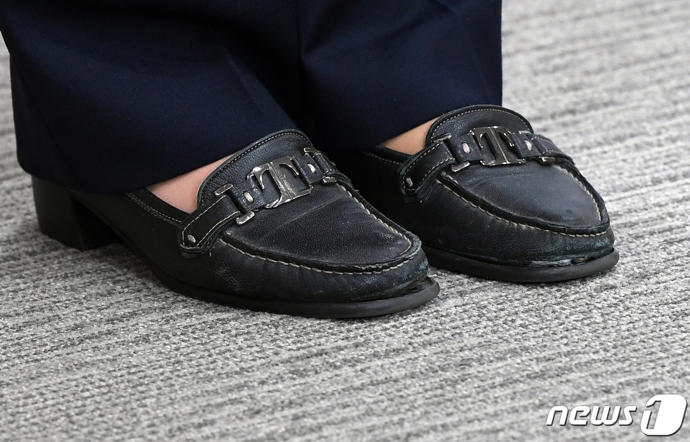 지난 2021년 10월 29일 정은경 당시 질병관리청장이 서울 종로구 정부서울청사 합동브리핑실에서 새로운 방역 체계 &#39;단계적 일상회복&#39;의 최종 시행방안을 발표하는 가운데 정 청장의 낡은 구두가 눈길을 끌고 있다./뉴스1 ⓒ News1 송원영 기자