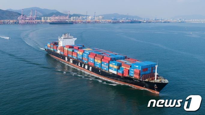 ''SM뭄바이호'가 수출화물을 싣고 부산신항에서 출항하고 있다. (SM상선 제공) ⓒ 뉴스1