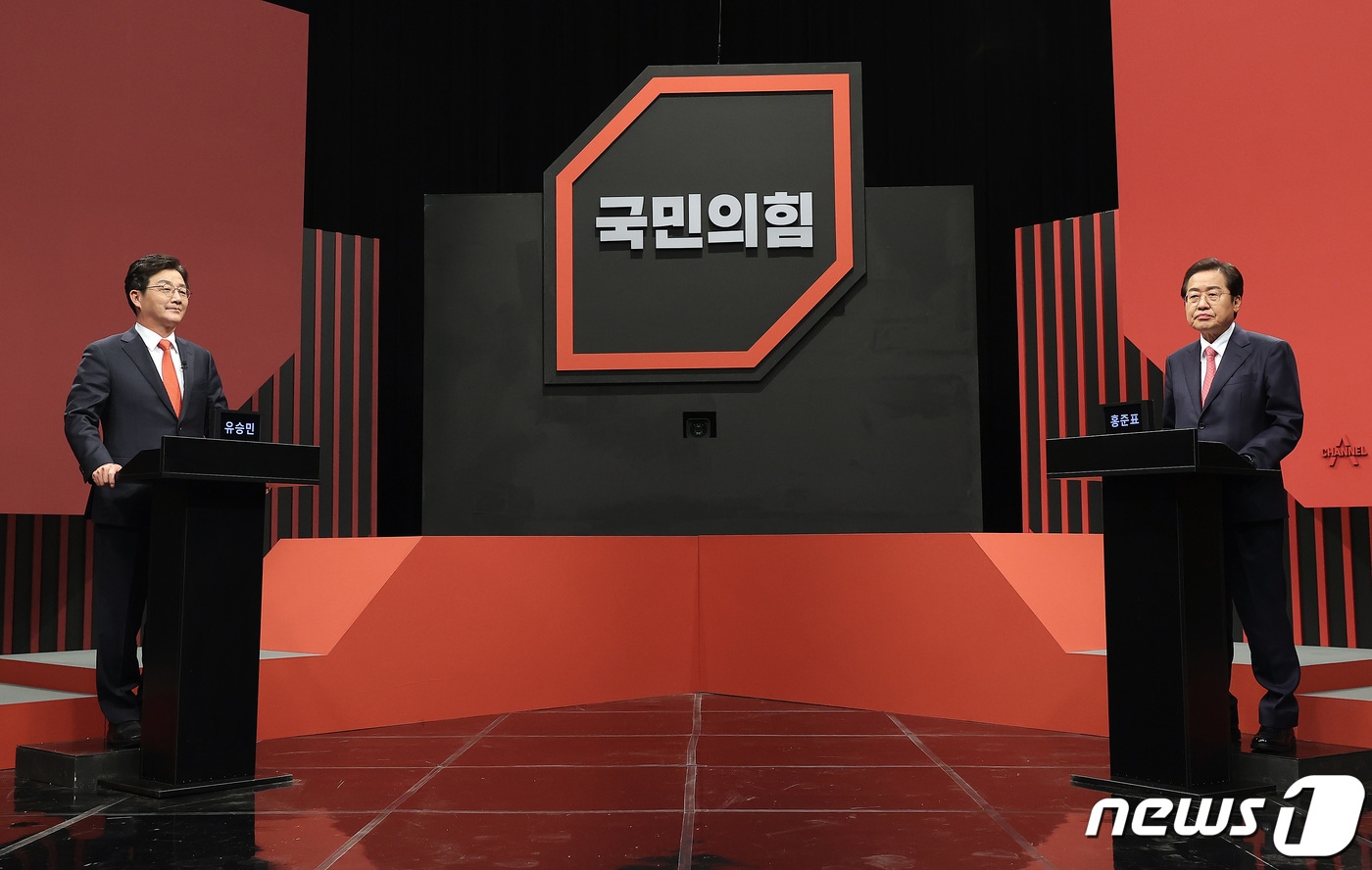 2021년 10월 29일 오후 서울 마포구 상암 DDMC 채널A 상암스튜디오에서 열린 국민의힘 제20대 대선 경선후보자 제9차 토론회에 앞서 유승민(왼쪽), 홍준표 예비 후보가 리허설을 하고 있는 모습. 2021.10.29 ⓒ 뉴스1 국회사진취재단