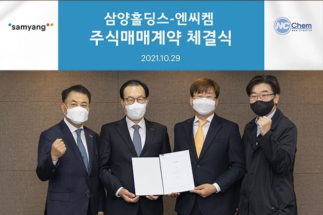 29일 법무법인 화우에서 열린 주식매매계약 체결식에 참석한 강호성 삼양사 대표, 윤재엽 삼양홀딩스 대표, 이창민 엔씨켐 대표, 박진수 크레센도 부대표(왼쪽부터)가 기념촬영을 하고 있다(삼양홀딩스 제공). ⓒ 뉴스1